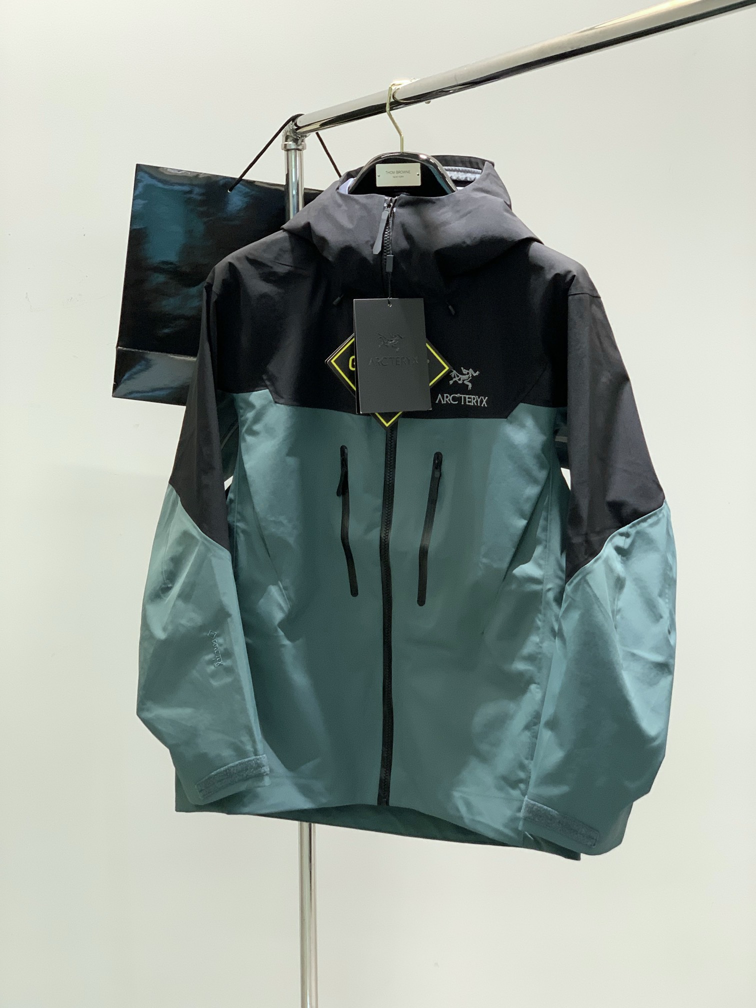 NO:132666,,ARCTERYX Archaeopteryx, new spring AW products, fashionable and casual hooded jackets, special counters are available at the same time, original singles, imported original fabrics, extremely complex craftsmanship, fairly elegant and fashionable visuals, noble and elegant, from the main fabric to the detailed craftsmanship, the ingenuity of fashion is S-3xl, arc'teryx, jackets & coats,hats,alexander wang19860909,ARCTERYX 始祖鸟,春季AW新品,时尚休闲连帽冲锋衣外套,专柜同步有售,原单狠货,进口原版面料,工艺极度复杂,视觉相当雅致时髦,高贵而优雅,从主体面料到细节工艺,彰显时装的匠心所在码数S-3xl,arc'teryx,jackets & coats,hats,alexander wang,Men's clothing