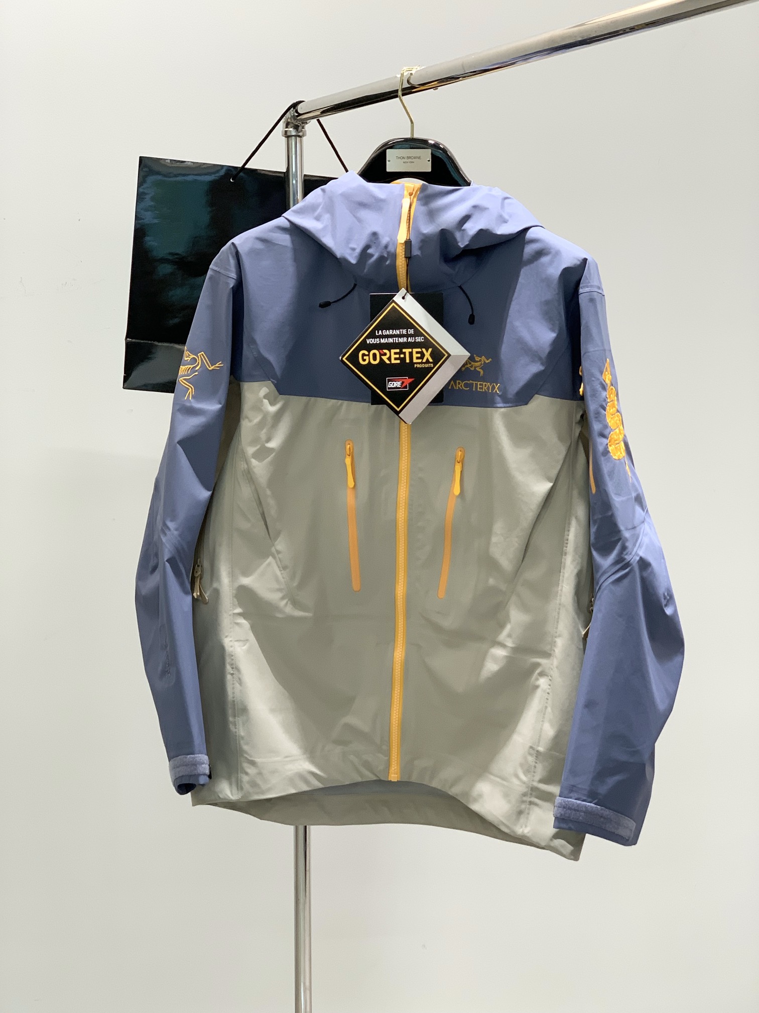 NO:138415,,ARCTERYX Archaeoptera bird, new spring AW product, fashionable and casual hooded jacket, special counters are available at the same time, original singles, imported original fabrics, extremely complex craftsmanship, very elegant and fashionable visuals, noble and elegant, from the main fabric to the detailed craftsmanship, the ingenuity of fashion is S-2xl, arc'teryx, jackets & coats,hats,alexander wang19860909,ARCTERYX 始祖鸟,春季AW新品,时尚休闲连帽冲锋衣外套,专柜同步有售,原单狠货,进口原版面料,工艺极度复杂,视觉相当雅致时髦,高贵而优雅,从主体面料到细节工艺,彰显时装的匠心所在码数S-2xl,arc'teryx,jackets & coats,hats,alexander wang,Men's clothing