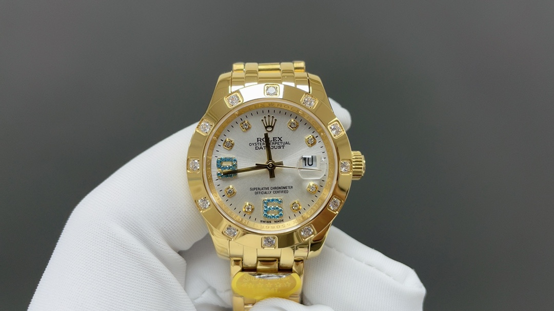 NO:392826,Rolex-34mm diamond-set dial EARLMASTER series ① Women's pearl lady model uses 904L stainless steel to forge stainless steel watches, and the case has high corrosion resistance. This super alloy is not only very durable and easy to polish, but its beauty remains unabated even in the most extreme environments. ② Built-in imported automatic machinery, with extremely stable performance, its shock resistance and geometric structure so that the movement can maintain regular operation at any position. ③ Triangular pit bottom cover is tightened with special tools to make the case safely sealed. The winding crown adopts a double-lock double waterproof system, which is firmly screwed to the case, making it more waterproof. ④ The mirror is made of scratch-resistant blue crystal, and a small window convex lens is installed at 3 o'clock to facilitate reading dates. The waterproof Oyster case of women's pearl lady model gives the best protection for high-precision movement.  ⑤The new concealed connection between the watch strap and the outer ring ensures a seamless visual effect between the strap and the case. The redesigned commemorative strap is equipped with a new generation of concealed crown buckle, opened with a more connected Rolex crown logo, Rolex19860909劳力士-34毫米 镶钻表盘EARLMASTER系列 ①女装珍珠淑女型采用904L不锈钢来锻造不锈钢腕表,表壳具备高抗腐蚀性.这种超合金不仅非常耐用且易于磨光,即使在最极端的环境,其美态依然不减. ②内置装配进口自动机械 性能极为稳定,其抗震力、几何结构使机芯在任何位置都可保持规律运行. ③三角坑纹底盖以专用工具旋紧 使表壳安全密封 上链表冠采用双扣锁双重防水系统,牢固旋紧于表壳,使得更加防水. ④镜面则以抗刮损蓝水晶制造,3点钟位置装有小窗凸透镜,方便读取日期.女装珍珠淑女型的防水蚝式表壳给予高精准机芯最佳防护. ⑤腕表表带和外圈底下的崭新隐蔽连接方式,确保表带和表壳之间达到无缝连接的视觉效果.重新设计的纪念型表带配有新一代隐蔽式皇冠带扣,以较接的劳力士皇冠标志开启,,rolex,Watch