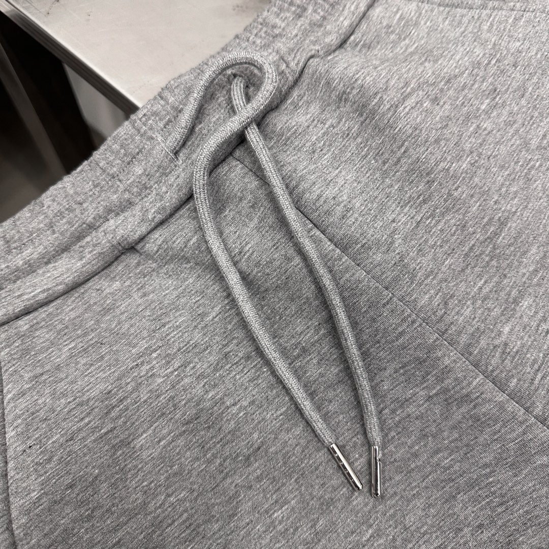  ANN｜新款卫裤，进口空气层面料，柔软舒适防勾丝，腰部松紧带可调节，口袋处进口超密平纹刺绣logo，立