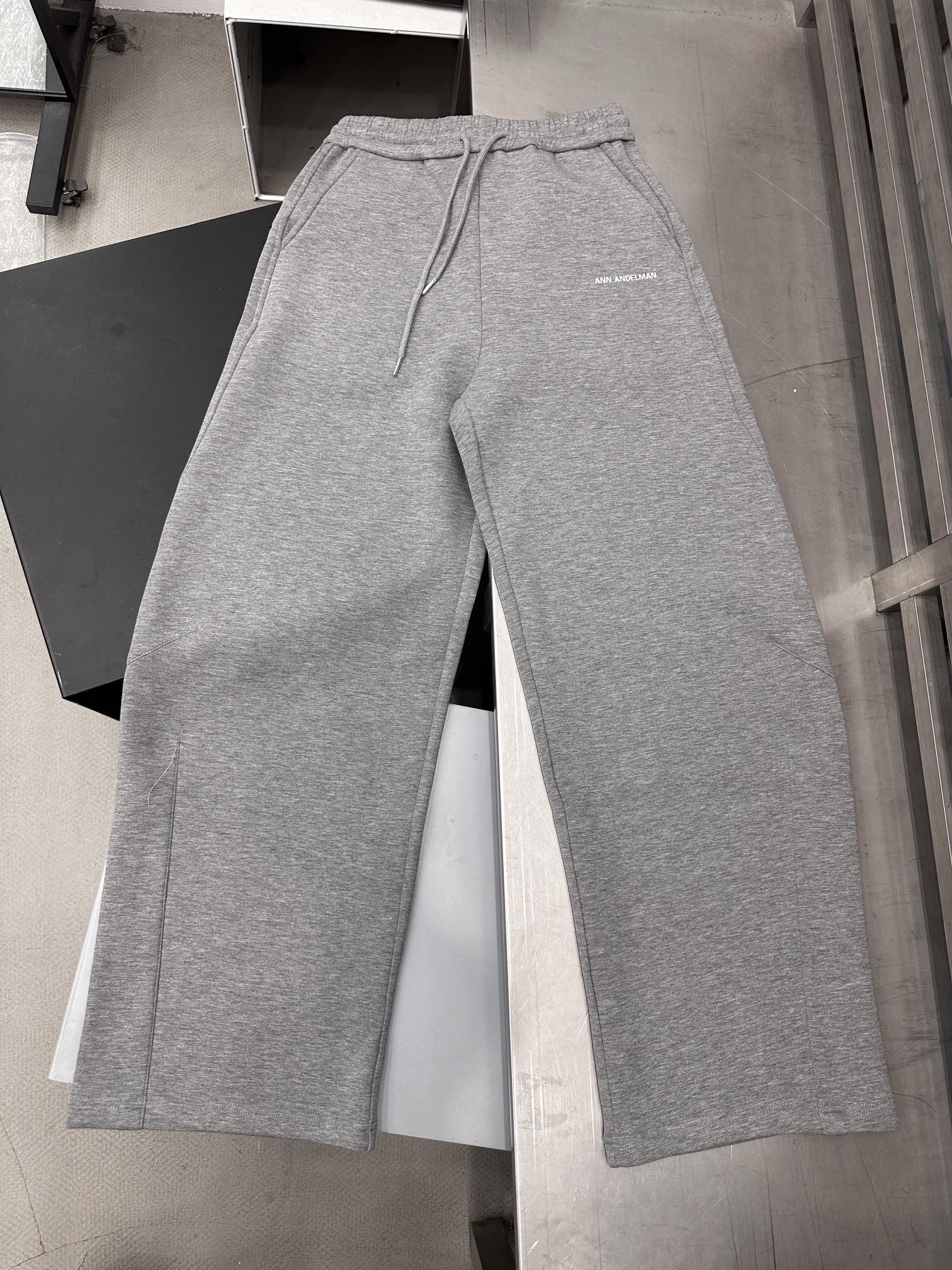  ANN｜新款卫裤，进口空气层面料，柔软舒适防勾丝，腰部松紧带可调节，口袋处进口超密平纹刺绣logo，立