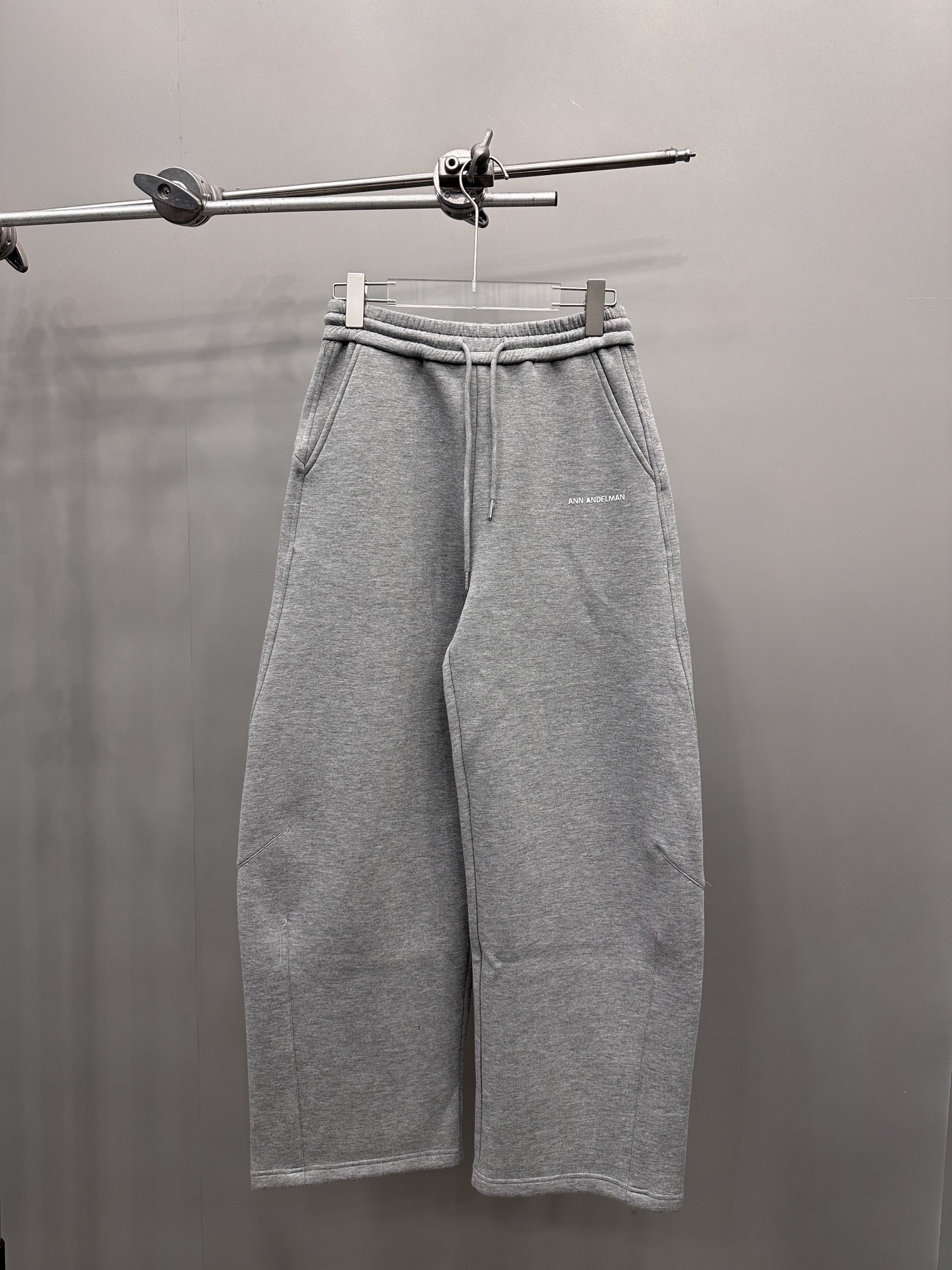  ANN｜新款卫裤，进口空气层面料，柔软舒适防勾丝，腰部松紧带可调节，口袋处进口超密平纹刺绣logo，立