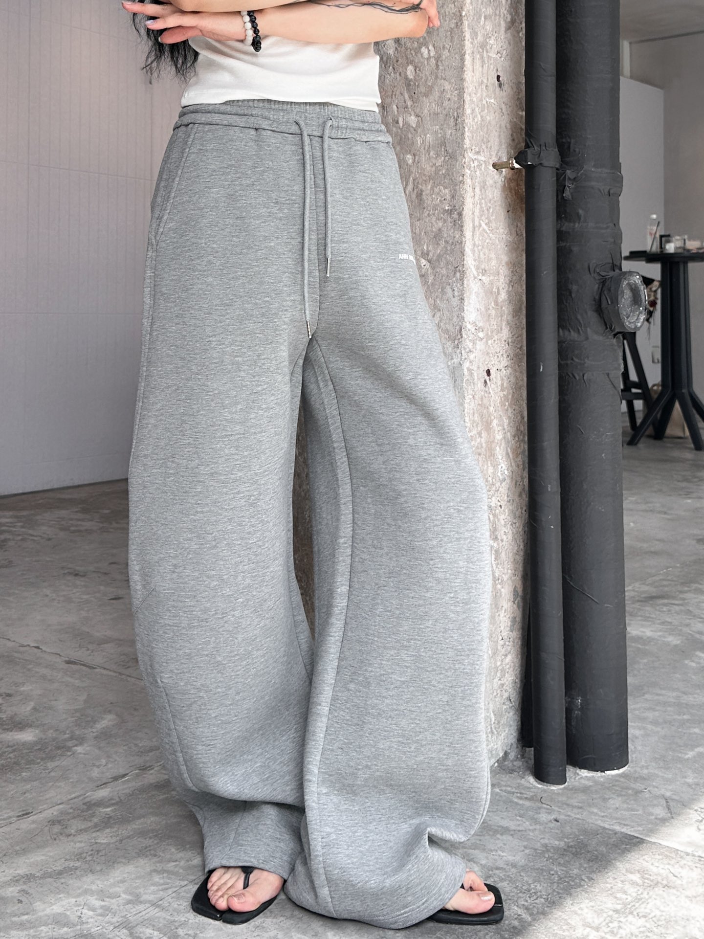  ANN｜新款卫裤，进口空气层面料，柔软舒适防勾丝，腰部松紧带可调节，口袋处进口超密平纹刺绣logo，立