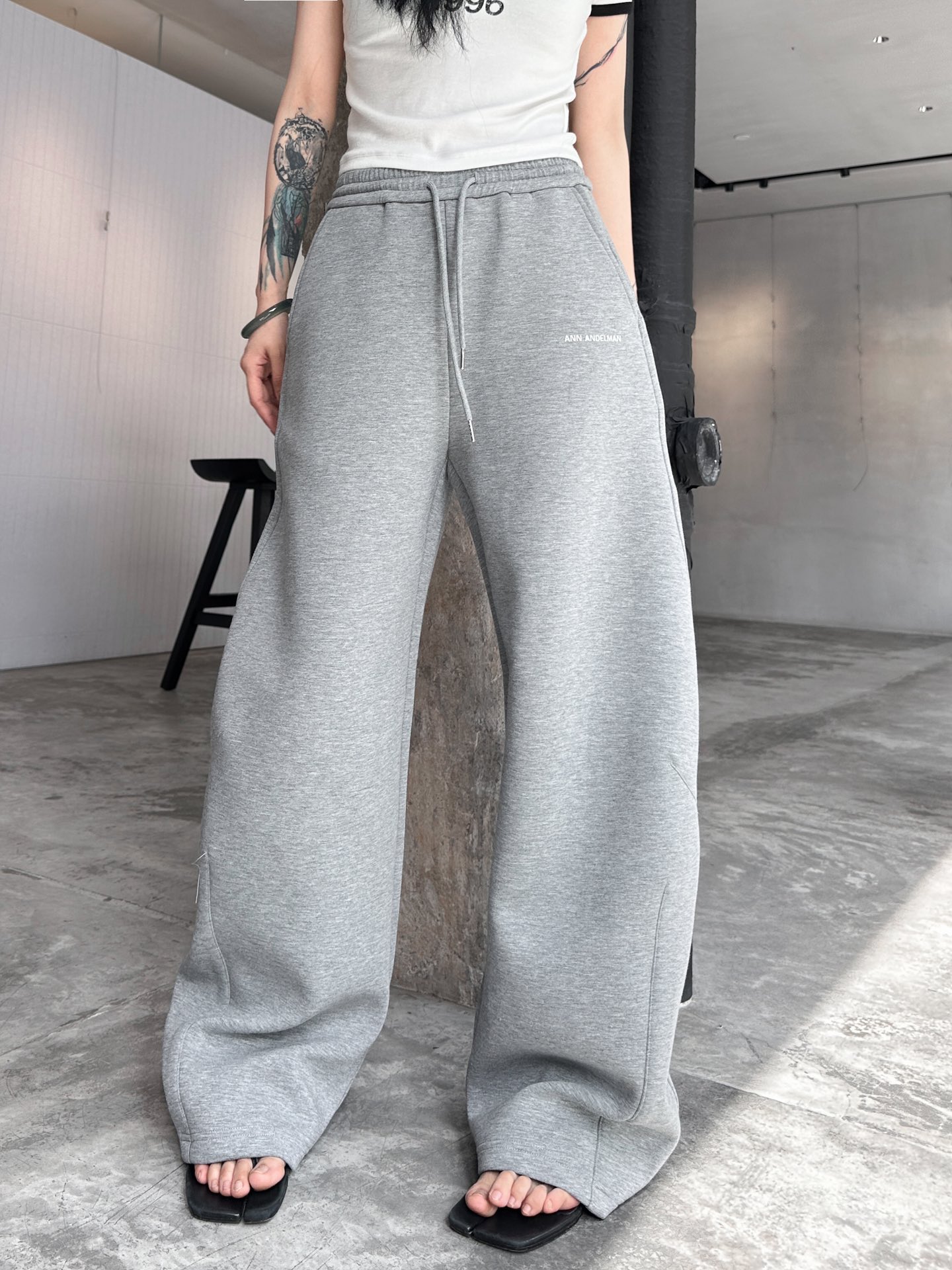  ANN｜新款卫裤，进口空气层面料，柔软舒适防勾丝，腰部松紧带可调节，口袋处进口超密平纹刺绣logo，立