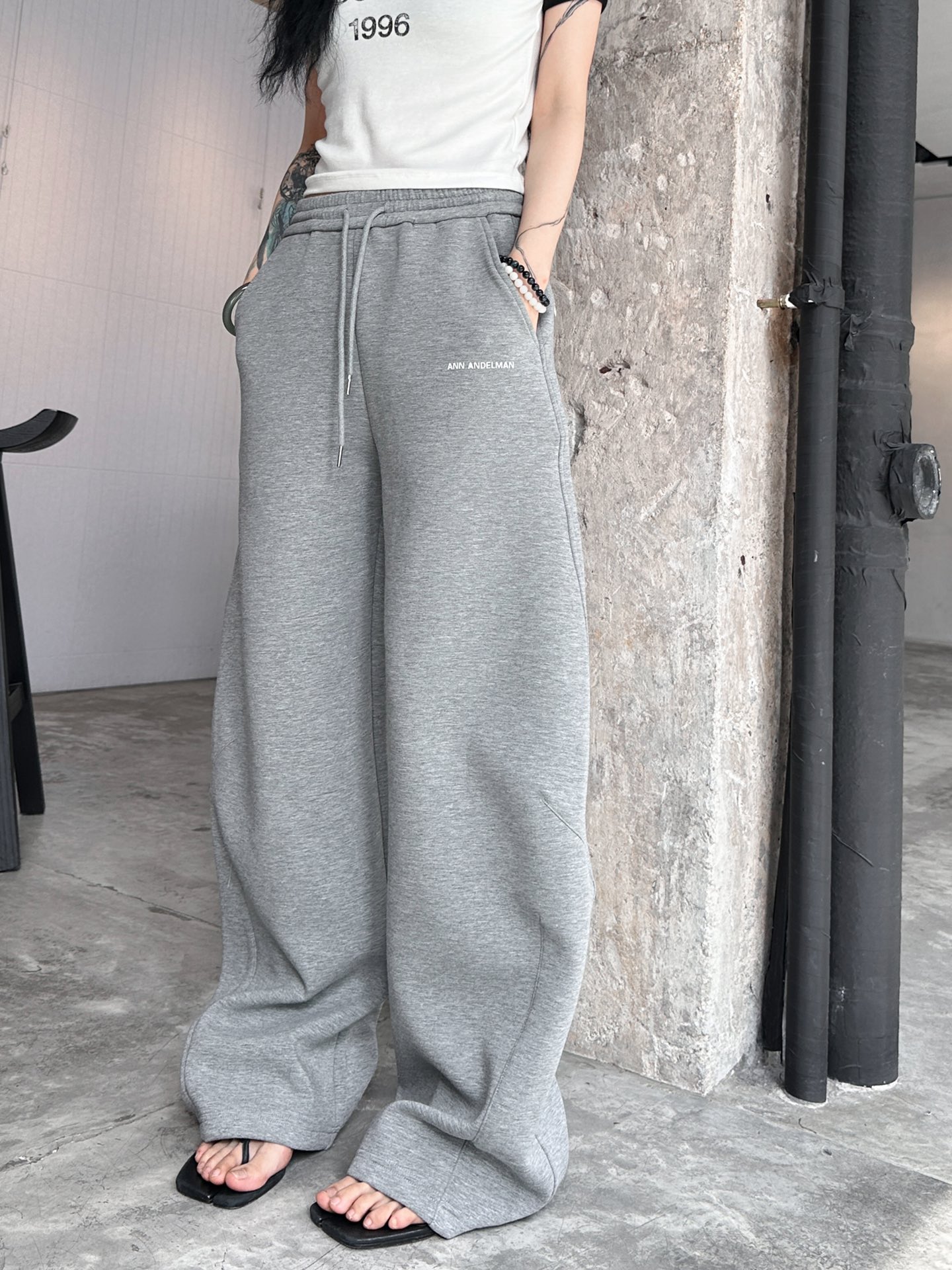  ANN｜新款卫裤，进口空气层面料，柔软舒适防勾丝，腰部松紧带可调节，口袋处进口超密平纹刺绣logo，立