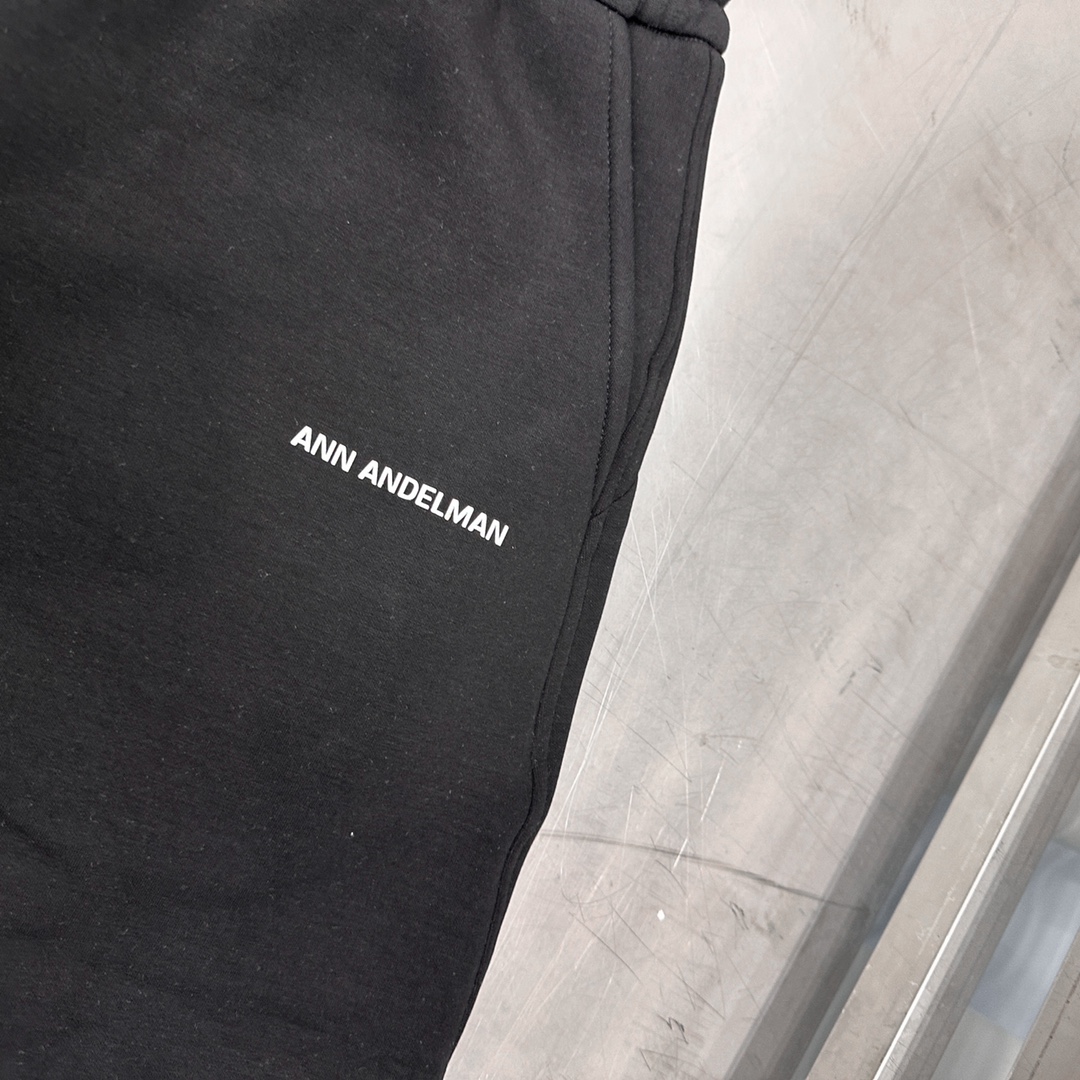  ANN｜新款卫裤，进口空气层面料，柔软舒适防勾丝，腰部松紧带可调节，口袋处进口超密平纹刺绣logo，立