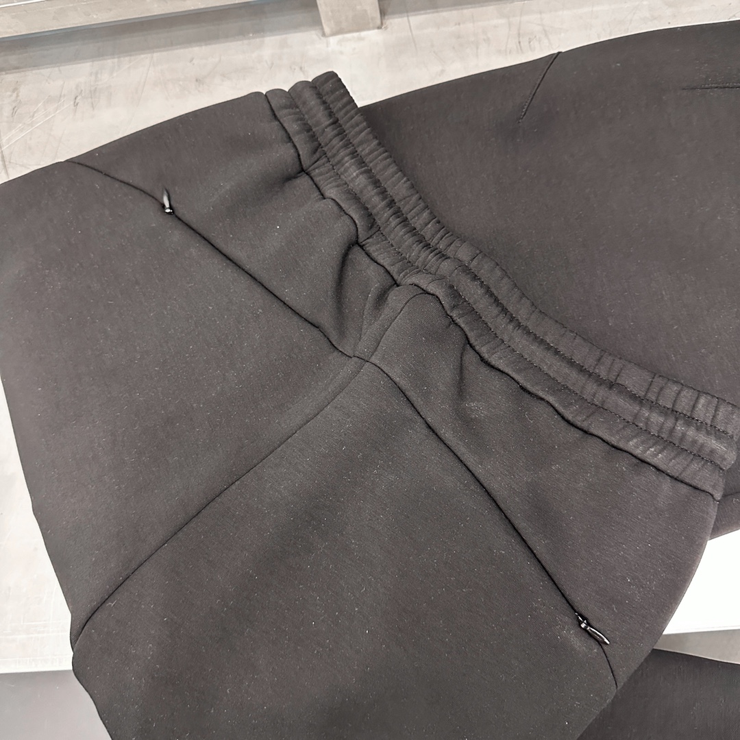  ANN｜新款卫裤，进口空气层面料，柔软舒适防勾丝，腰部松紧带可调节，口袋处进口超密平纹刺绣logo，立