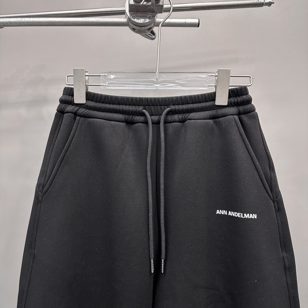  ANN｜新款卫裤，进口空气层面料，柔软舒适防勾丝，腰部松紧带可调节，口袋处进口超密平纹刺绣logo，立