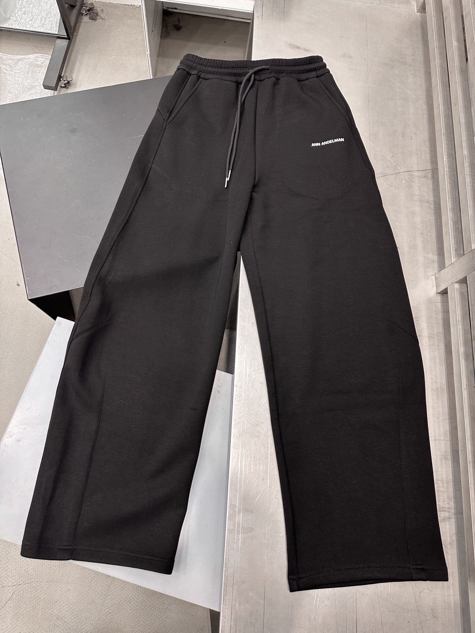  ANN｜新款卫裤，进口空气层面料，柔软舒适防勾丝，腰部松紧带可调节，口袋处进口超密平纹刺绣logo，立