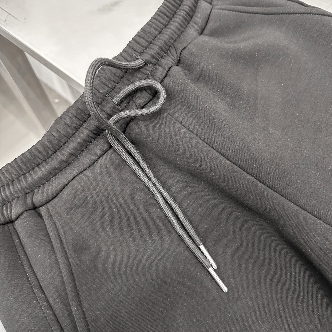  ANN｜新款卫裤，进口空气层面料，柔软舒适防勾丝，腰部松紧带可调节，口袋处进口超密平纹刺绣logo，立