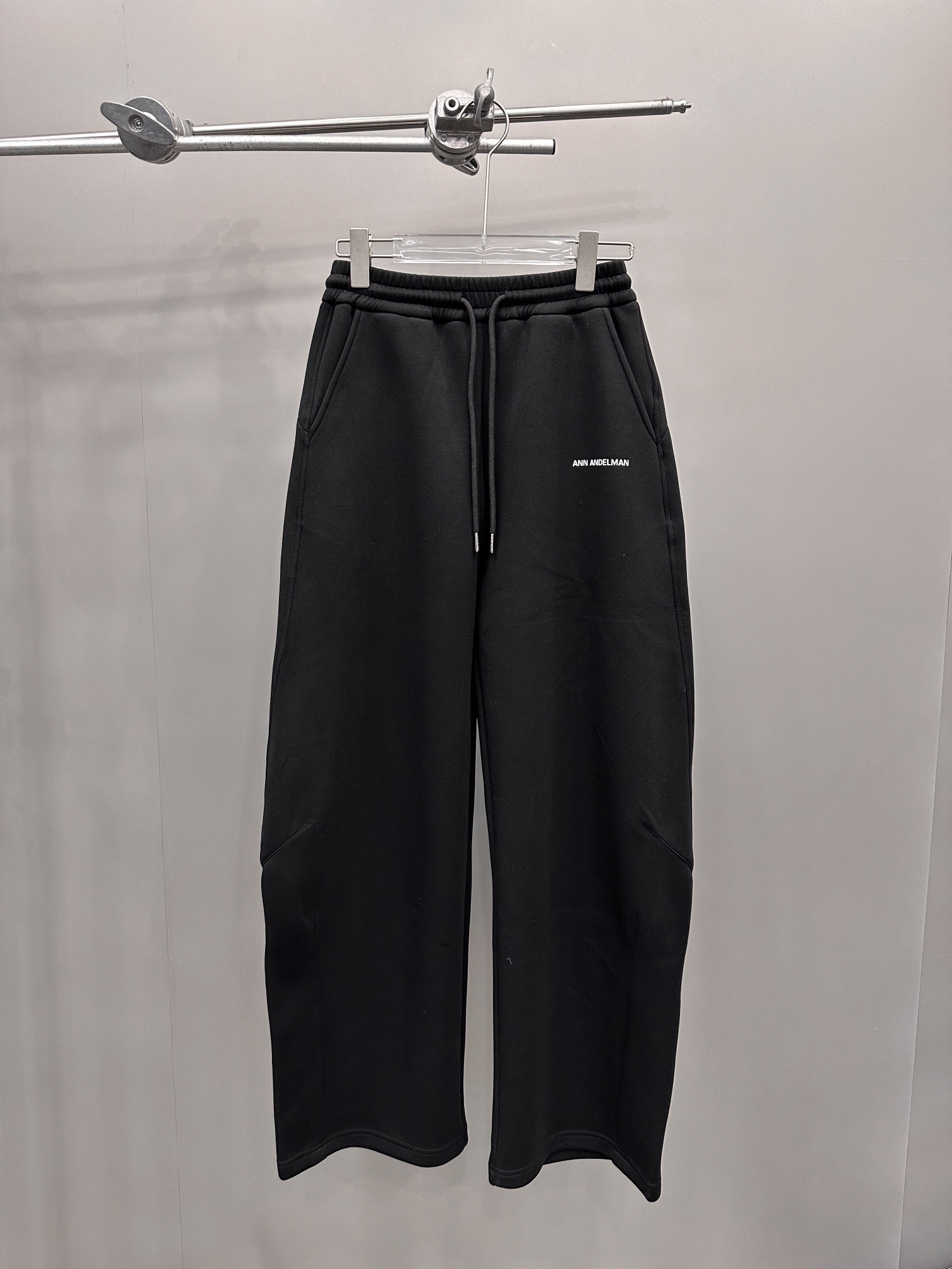  ANN｜新款卫裤，进口空气层面料，柔软舒适防勾丝，腰部松紧带可调节，口袋处进口超密平纹刺绣logo，立