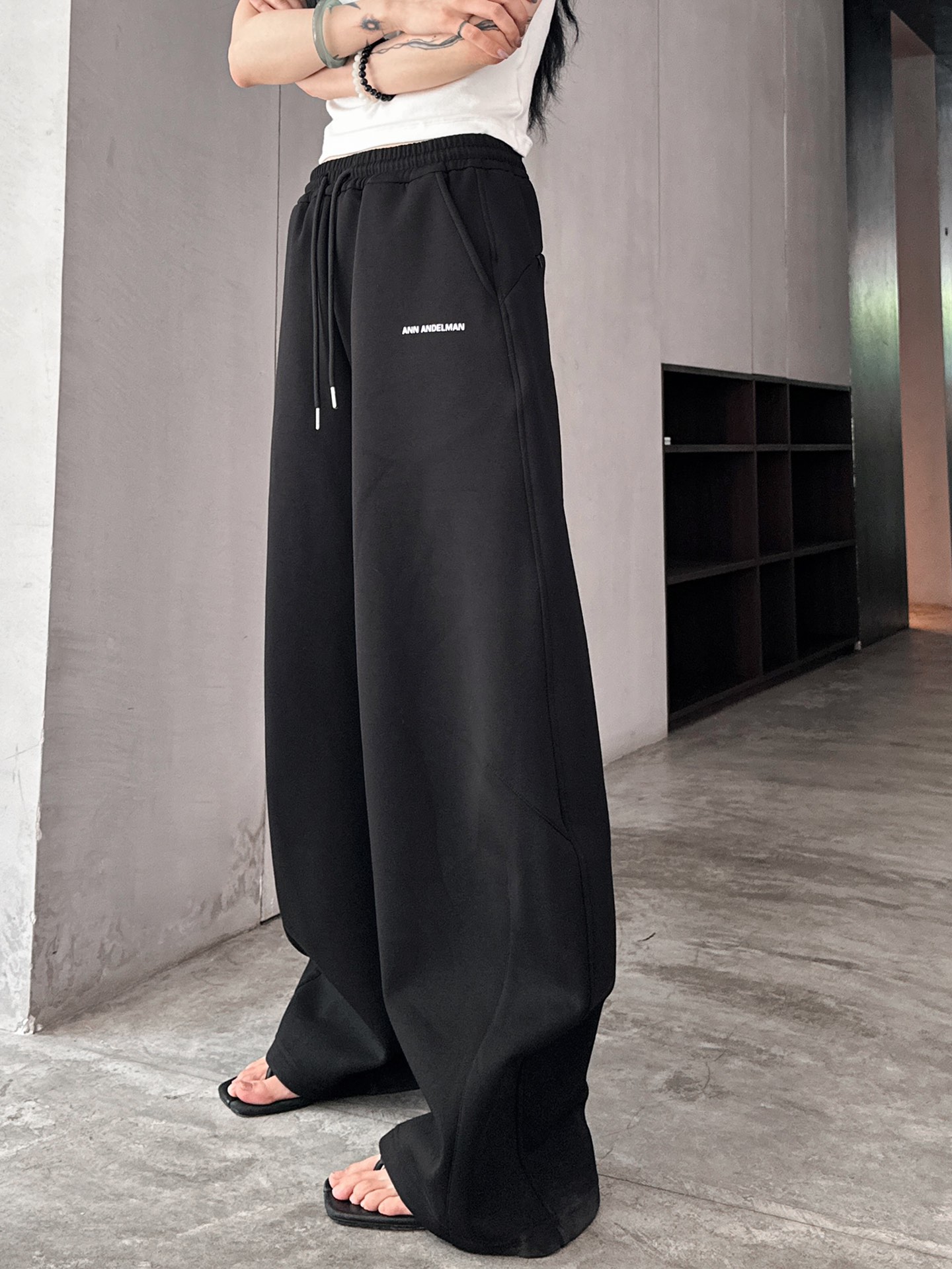  ANN｜新款卫裤，进口空气层面料，柔软舒适防勾丝，腰部松紧带可调节，口袋处进口超密平纹刺绣logo，立