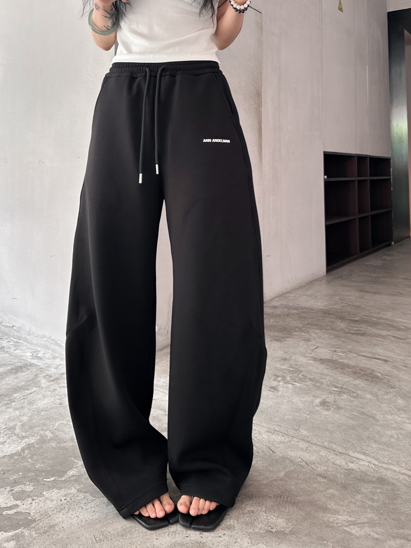  ANN｜新款卫裤，进口空气层面料，柔软舒适防勾丝，腰部松紧带可调节，口袋处进口超密平纹刺绣logo，立
