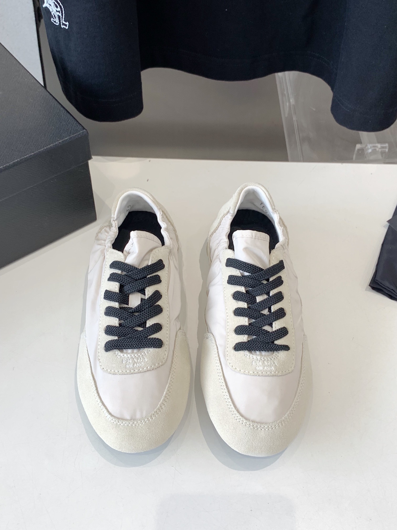 NO:240304,Prada's super popular soft and glutinous training shoes 2025 new 2025 training shoes are crazy. Flat design, not tired of walking, and suitable for sports when shopping. Super versatile, easy to grasp the sense of fashion. Don't wait, hurry up!  Size35-40, casual shoes/sports shoes, prada, sneakers19860909Prada 2025超火的软糯德训鞋 2025新款德训鞋杀疯. 平底设计,走路不累,逛街运动都适配.超百搭,轻松拿捏时尚感.别等,快冲！ Size35-40,休闲鞋/运动鞋,prada,sneakers,Women's Shoes