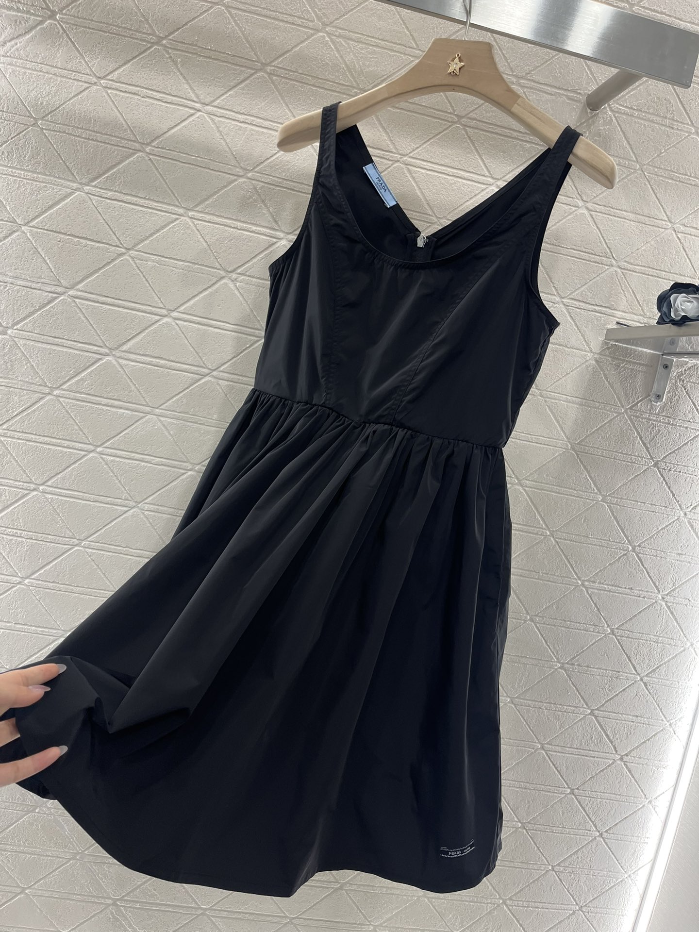 ♥Prad*♥ 2024新品上架
     工装吊带裙
定制YB进口环保再生尼龙材质 区别常规尼龙 致力