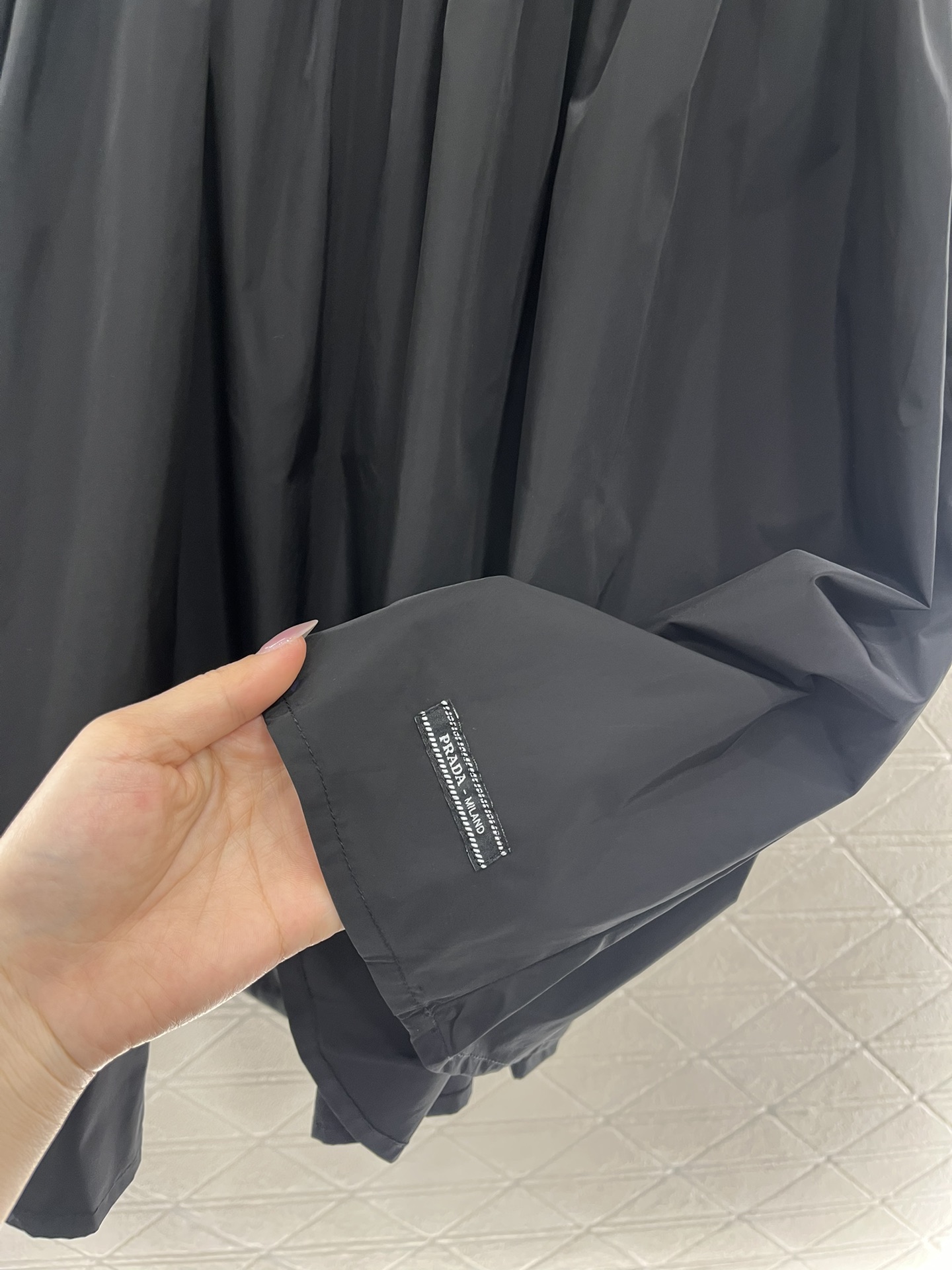 ♥Prad*♥ 2024新品上架
     工装吊带裙
定制YB进口环保再生尼龙材质 区别常规尼龙 致力