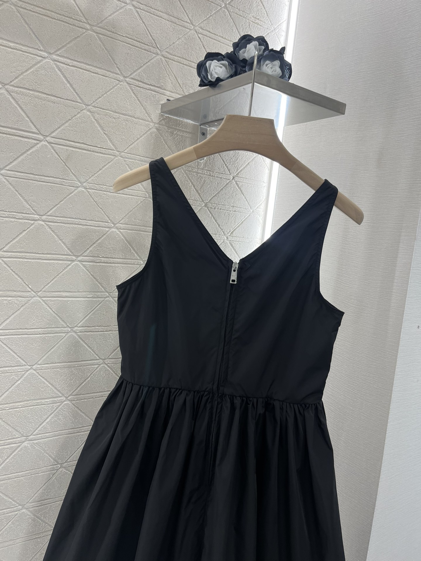 ♥Prad*♥ 2024新品上架
     工装吊带裙
定制YB进口环保再生尼龙材质 区别常规尼龙 致力