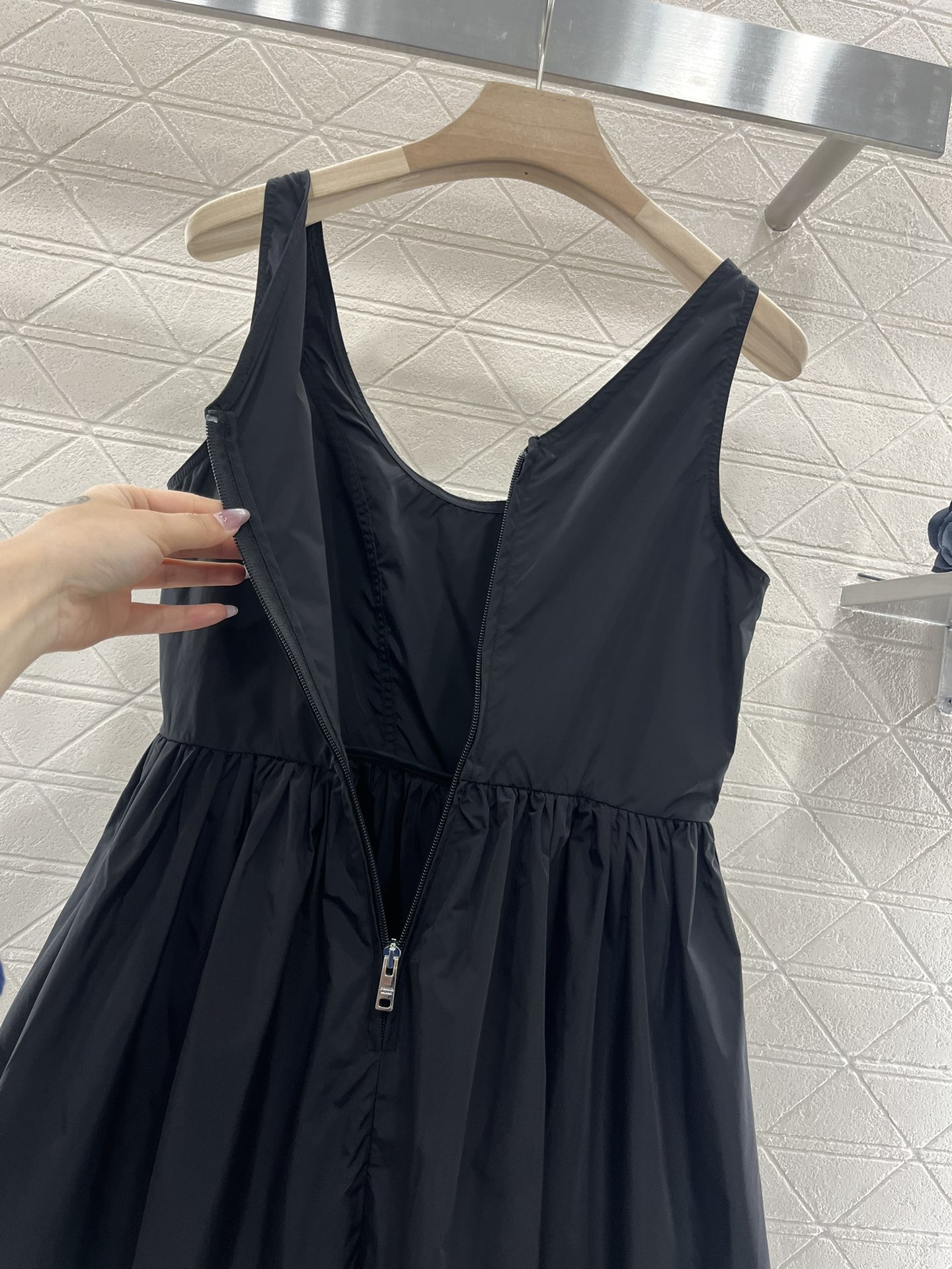 ♥Prad*♥ 2024新品上架
     工装吊带裙
定制YB进口环保再生尼龙材质 区别常规尼龙 致力
