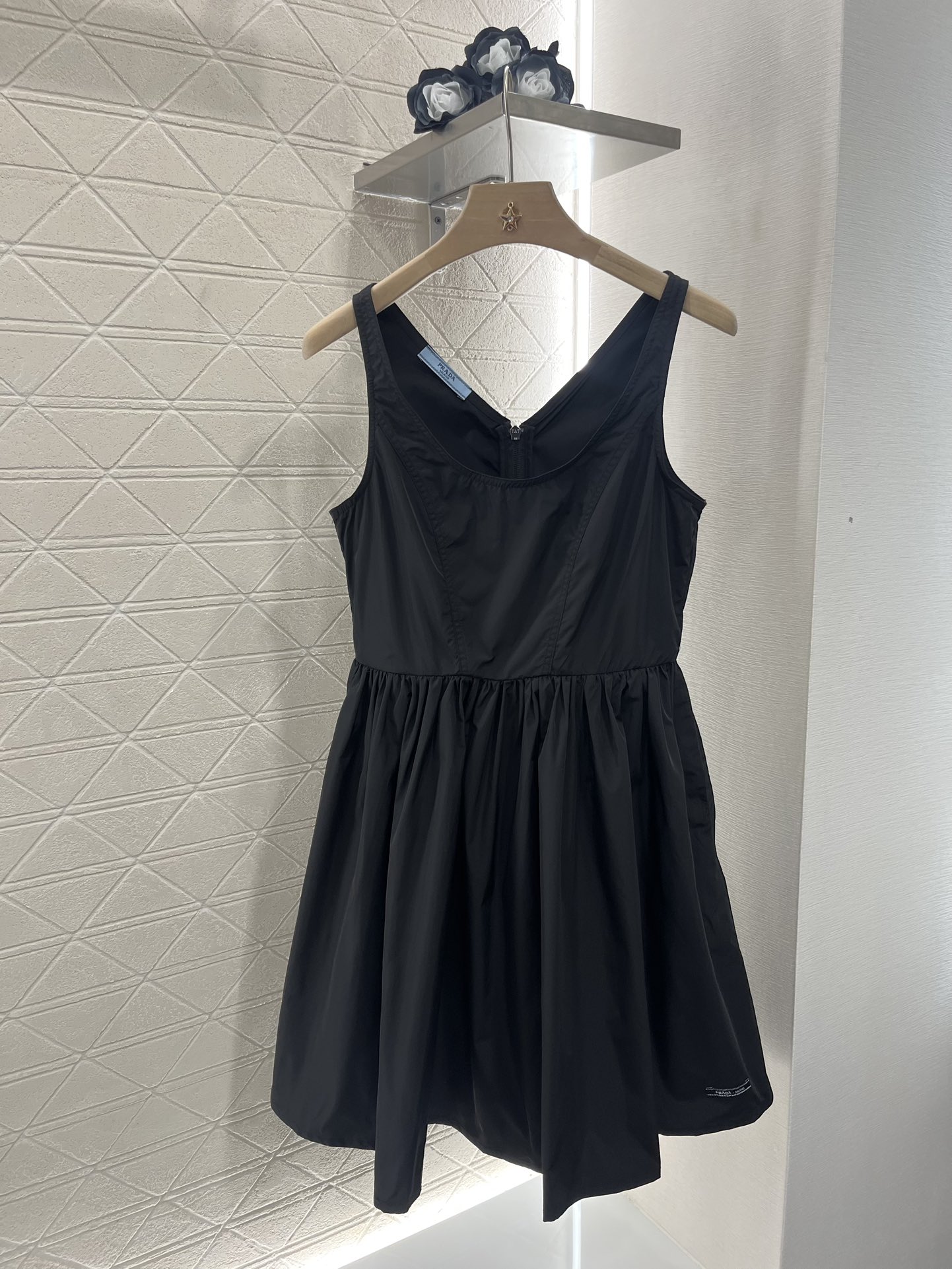 ♥Prad*♥ 2024新品上架
     工装吊带裙
定制YB进口环保再生尼龙材质 区别常规尼龙 致力