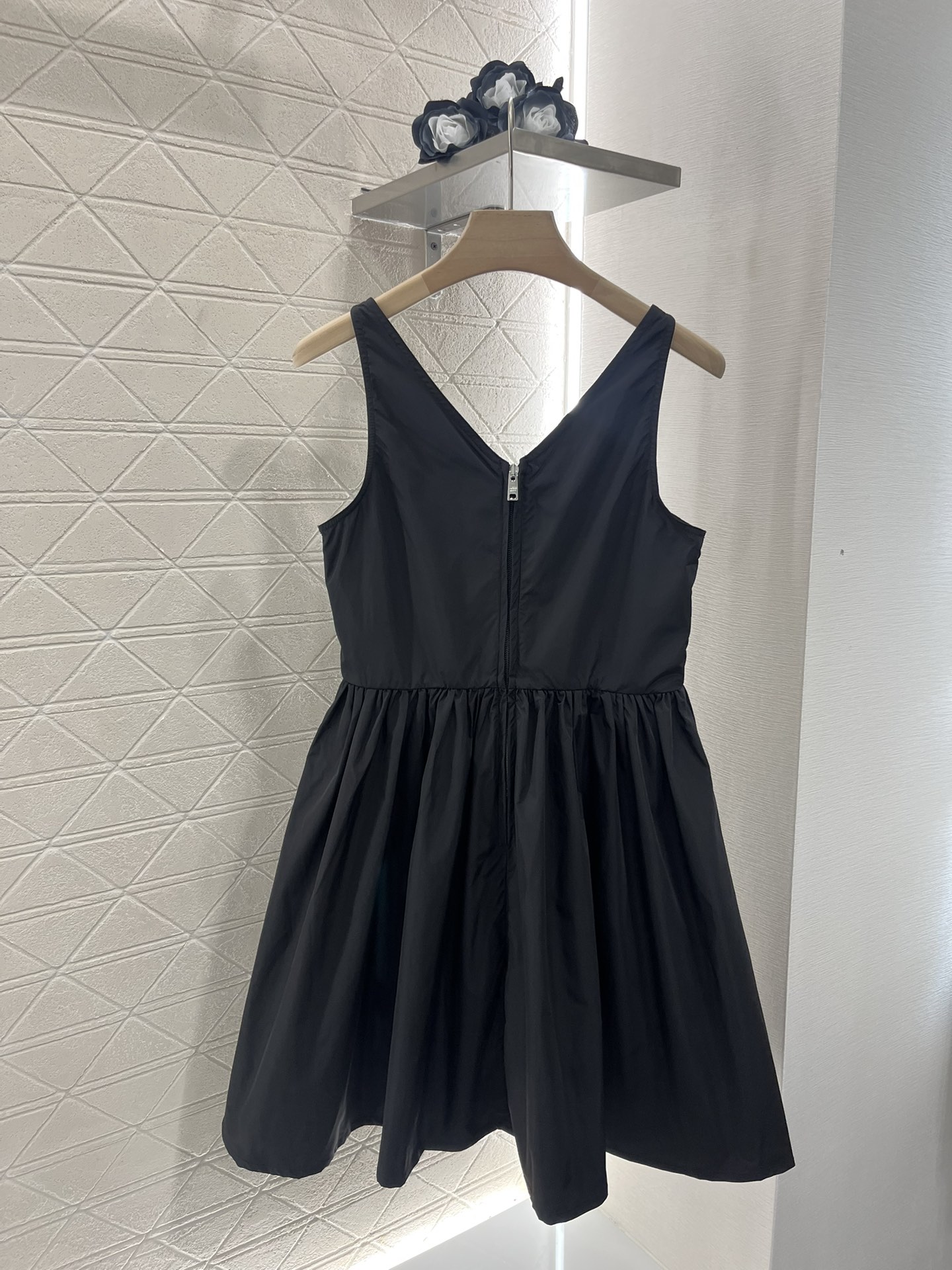 ♥Prad*♥ 2024新品上架
     工装吊带裙
定制YB进口环保再生尼龙材质 区别常规尼龙 致力