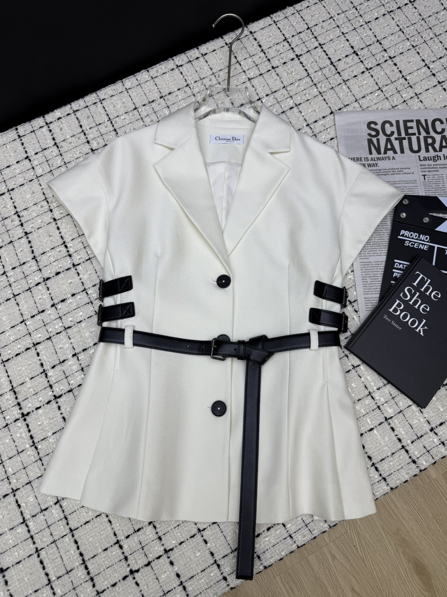 NO:331158,Dio*25 new style, elegant temperament, belt jackets on both sides, classic style, three-dimensional 3D tailoring, single-breasted waist-hugging design, the upper body is elegant and elegant. OL's special recommendation model, can be elegant or formal, and you can add points for any occasion. Original mold-opening custom fabric, quite wide and stylish, two-color SML,,dior, jackets & coats,alexander wang19860909Dio*25新款 气质优雅 两侧腰间设计皮带外套 敲经典的版型 立体3D剪裁 单排扣收腰设计 上身一整个优雅范就出来了 OL特别推荐款 可优雅可正式 什么场合都能加分 原版开模定制面料 挺阔有型 两色SML,,dior,jackets & coats,alexander wang,Women's clothing