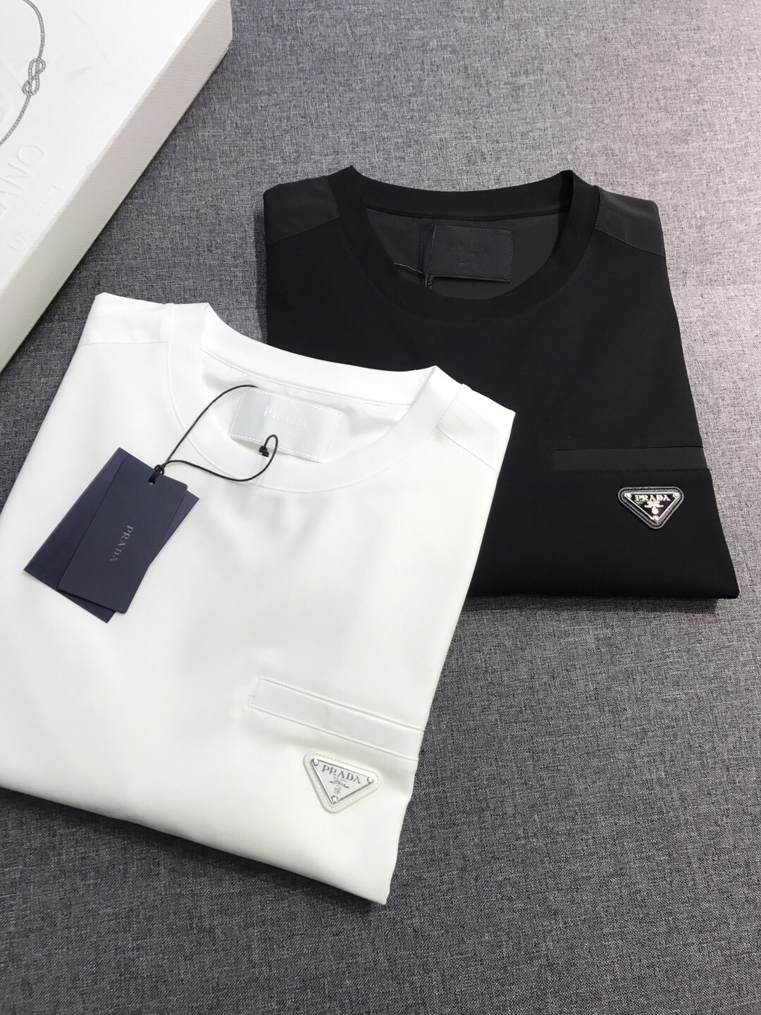 NO:159522,-PA family men's fashion casual pure cotton round neck short-sleeved T-shirt, Taiwan Yibi Trading Company Product, 25-year spring and summer new product, classic ace single product!  The essence of P-Home’s single products lies in high quality and simplicity. This belongs to its unique aesthetic culture and is also full of its own charm attributes. It is quite exquisite in design, craftsmanship and materials. It pursues quality very rigorous and harshly, and uses every detail to prove its brand image!  The whole body styling design continues the aesthetic tone of the P family. Although it is simple, it strongly highlights the fashion sense of the single product. The chest is injected with an iconic brand logo, which is made of a mixture of metal enamel and lychee-patterned leather. It is quite exquisite and high-end presentation, perfectly demonstrating the brand identity and image. At the same time, the unique material of the shoulder splicing enriches the overall vision!  Customers provide top Italian fabrics. This material is invincible and luxurious. It improves the fabric attributes to the first-class level. The finger touch is soft and delicate. The comfort is subverting imagination. It is amazing. What is worthy of being more amazing is its environmental protection and breathability. This is the king of fabrics and belongs to a high level!  The color matching is basic and versatile, and it is extremely mixable. It can be easily controlled for business commuting and leisure travel. It has nothing to do with age definition and is a single item with excellent styling!  Size 48-56 Size 50 Shoulder width 47 Bust 108 Clothes length 69, T-shirt,tees,t-shirt,alexander wang19860909-PA家族男士时装款休闲纯棉圆领短袖T恤,台湾意比贸易公司货,25年春夏新品,经典王牌单品！ P家的单品真谛在于高级和简约,这属于它的独特的美学文化,亦是充满自身魅力属性,无论在设计、工艺和用料方面都颇为考究,对于品质的追求非常严谨和苛刻,用每一个细节来力证自身品牌形象！ 通体造型设计延续了P家族的美学基调,虽简却有力凸显了单品的时尚感,胸前注入了标志性品牌标识,采用金属珐琅及荔枝纹皮质混搭构建而成,颇为精致且高级的呈现,完美彰显了品牌身份及形象,同时肩部拼饰的独特材质丰富了整体视觉！ 客供意大利顶级面料,此用料无敌奢华,将面料属性提升到一流水准,指触柔软且细腻,舒适性颠覆想象,妙不可言,值得更惊艳的地方在于本身的环保性及透气性,此乃面料中的王者,属于高的境界！ 配色基础百搭,混搭性极高,商务通勤及出街休闲皆可轻松驾驭,无关年龄界定,属于造型感极佳的一款单品！尺码48-56 50码 肩宽47 胸围108 衣长69,,T-shirt,tees，t-shirt,alexander wang,Men's clothing