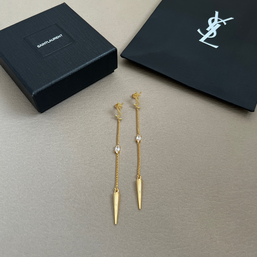  【】🔥圣罗兰🔥耳钉 金属质感超强，原装黄铜材质，优雅、抽象、大胆，潮人必备款。。