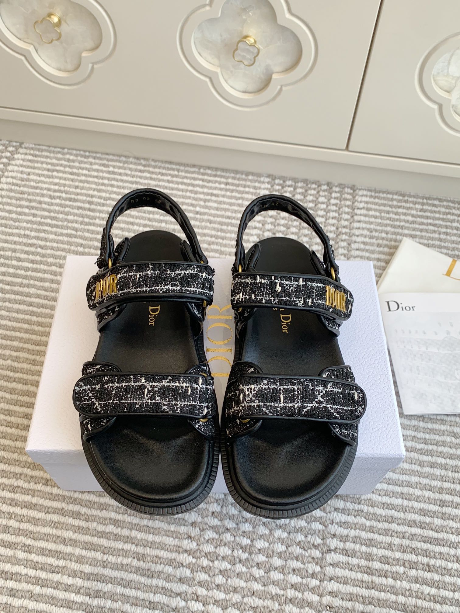 NO:222587,25 new colors Dio…Diorac series beach shoes - Velcro sandals/slippers Top quality Original mold opening hardware letter buckle Upper original mold opening custom fabric/full sheepskin midsole Original mold opening tpu outsole size35-41 (42 custom made without return and exchange) full set of packaging, slippers sandals, dior, sandals, slippers, sheepskin19860909批 25新色 Dio…Dioract系列沙滩鞋——魔术贴凉鞋/拖鞋 顶级品质 原版开模五金字母扣 鞋面原版开模定制面料/全羊皮包中底 原版开模tpu大底 size35-41（42定做不退换）全套包装,拖鞋凉鞋,dior,sandals,slippers,sheepskin,Women's Shoes