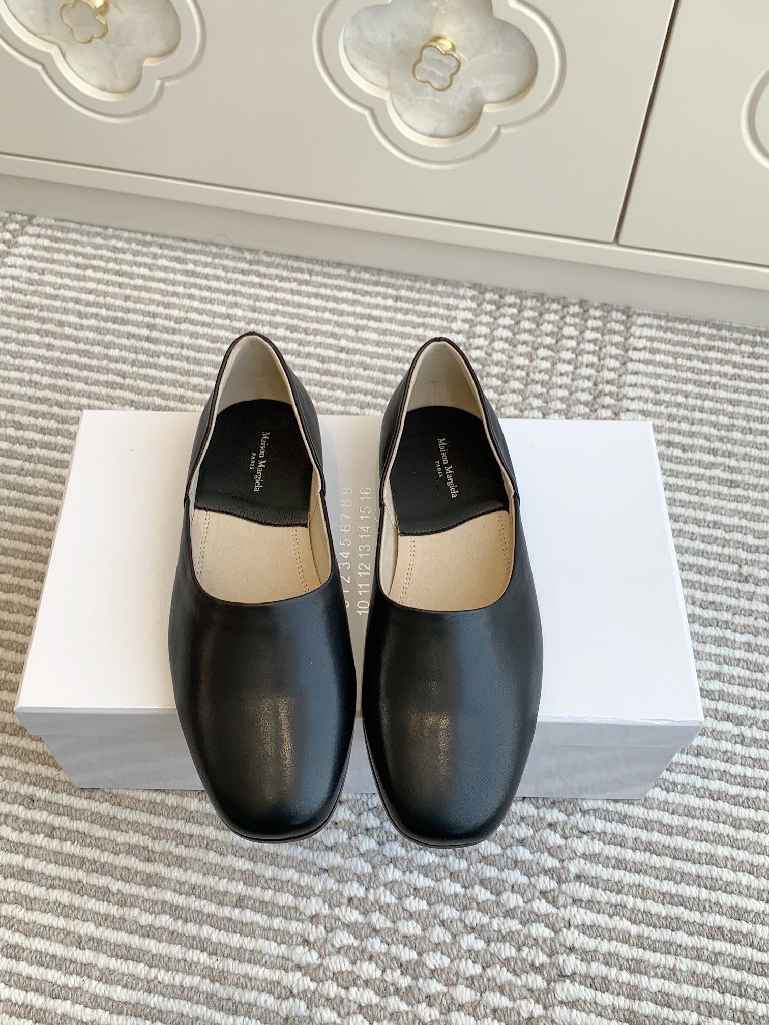 NO:222575,MM6 Maison Magical 2025ss early summer new product. Recently, super flat-sole lazy shoes. Ballet shoes. Top quality. Comfortable. It will definitely be very comfortable. Silhouette. The unique fabric and contrasting materials are MM6 Maison Magical. The characteristics worth looking forward to. This ballet shoes are made of very textured top-layer calfskin, cowhide inner/foot-pad small square head elegance. Italian leather outsole is absolutely amazing. Size: 35-39 (40 customized) with original consistent packaging, single shoes, masion margiela, masion margiela, cowhide, Leather soles19860909批 MM6马吉拉2025ss初夏新品最近超级的平底一脚蹬懒人鞋芭蕾舞鞋 顶级品质 舒适度不用说 肯定会很舒服的 廓形 独具匠心的布料和对比材质的拼贴均是 MM6 Maison Magical,值得期待的特色 这款芭蕾舞鞋采用很有质感的头层小牛皮,牛皮内里/垫脚小方头的雅致 意大利真皮大底 简直绝绝子了 码数:35-39（40定做）配原版一致包装,单鞋,masion margiela,masion margiela,cowhide,Leather soles,Women's Shoes