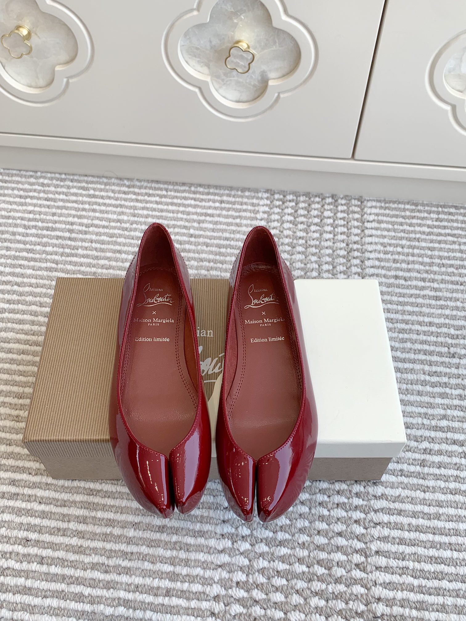 NO:222614,CL x Maison margiel* co-branded · 25SS · mm6 tabi split-toe flat-sole single shoes Maison Margiela and Christian Louboutin launched the first joint shoe series Maison Margiela's iconic Tabi split-toe shoes. The three shoes are decorated with the designer's classic red sole, and use their exquisite craftsmanship to reinterpret the classic split-toe design through two independent materials, rather than the traditional split-toe cutting process, giving the shoe an elegant heart-shaped outline, like the female collarbone lines. This design cleverly echoes the 