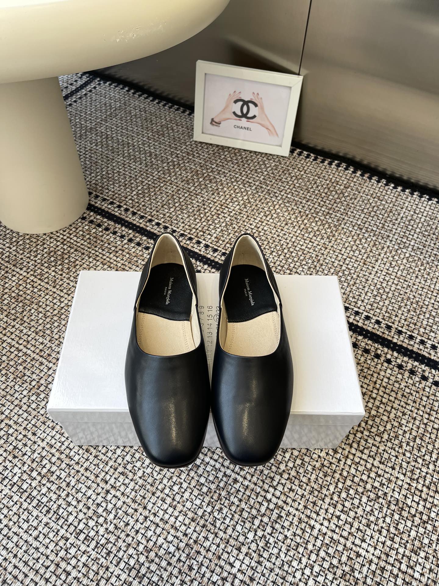 NO:233068,MM6 Maison Magical 2025ss early summer new product recently super flat-sole lazy shoes ballet shoes top quality comfort needless to say, it will definitely be very comfortable. Silhouette The ingenious fabric and contrasting materials are all MM6 Maison Magical, a feature worth looking forward to. This ballet shoes use very textured top layer calfskin, cowhide inner/foot pad elegance Italian leather outsole, which is absolutely amazing. Size: 35-39 (40 customized) with original consistent packaging, single shoes, masion margiela, masion margiela, cowhide, Leather soles19860909MM6马吉拉 2025ss初夏新品最近超级 的平底一脚蹬懒人鞋芭蕾舞鞋 顶级品质 舒适度不用说 肯定会很舒服的 廓形 独具匠心的布料和对比材质的拼贴均是 MM6 Maison Magical,值得期待的特色 这款芭蕾舞鞋采用很有质感的头层小牛皮,牛皮内里/垫脚小方头的雅致 意大利真皮大底 简直绝绝子了 码数:35-39（40定做）配原版一致包装,单鞋,masion margiela,masion margiela,cowhide,Leather soles,Women's Shoes