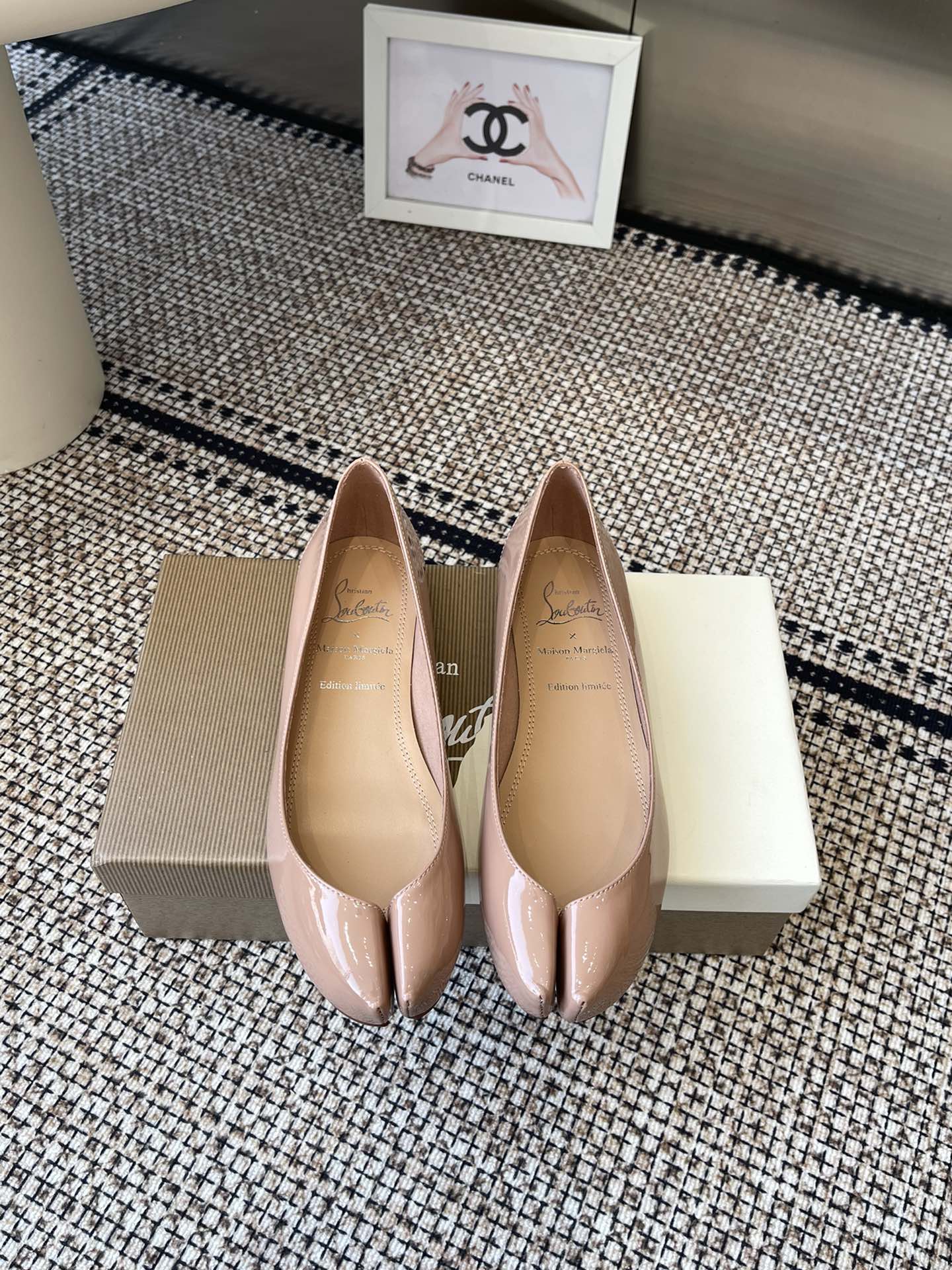 NO:233092,CL x Maison Margiela 25ss split-toe flat shoes Maison Margiela and Christian Louboutin launch their first joint shoe series Maison Margiela's iconic Tabi split-toe shoes, reinterpreting the classic split-toe design with its exquisite craftsmanship. It is made of two independent materials instead of traditional split-toe cutting technology, giving the shoe an elegant heart-shaped outline like the female clavicle lines. This design cleverly echoes the 