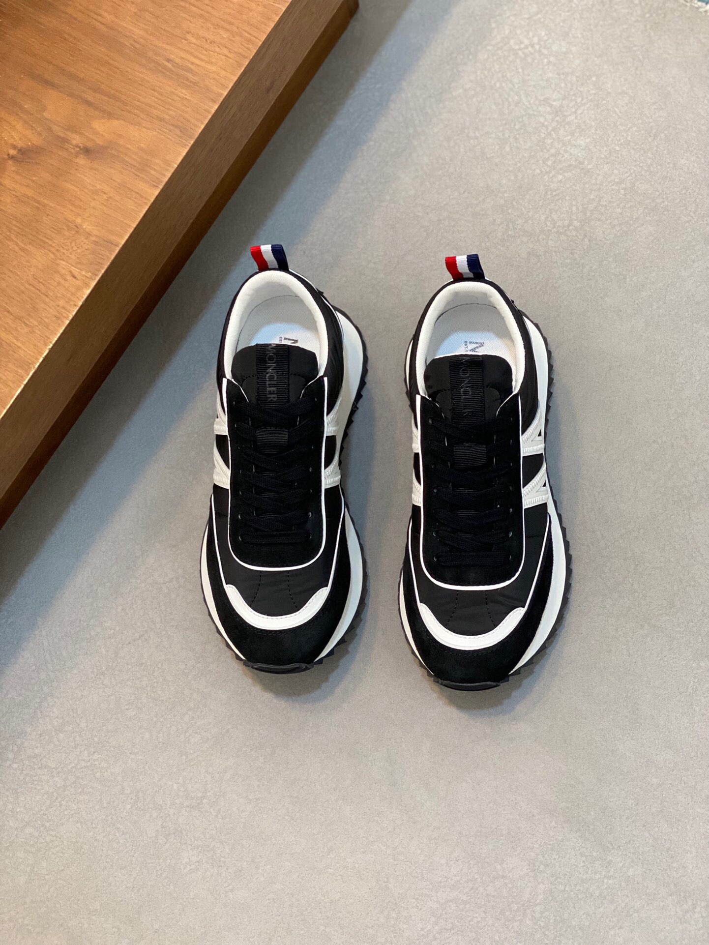 NO:340295,Brand MONCLER Color original color matching Size 39-44 Customized 38.45 Price Material mask 2025 new casual white shoes Official website synchronization Upper imported cowhide stitching and splicing design, shoe tongue inlaid with iconic brand round rubber label, iconic three-stripe details, cowhide inner splicing mesh, original molded cowhide latex pad, foot bottom air compressed brand logo, original molded flat rubber foam light sole. Details can reach more than 98, masked casual shoes, Moncler, cowhide19860909品牌MONCLER 颜色原版配色 码数39-44定做38.45 价格 材质蒙口2025新品休闲小白鞋 官网同步 鞋面意大利进口牛皮缝合拼接设计、鞋舌镶嵌标志性品牌圆胶标、标志性三条纹细节、牛皮内里拼接网布、原版开模牛皮乳胶垫、垫脚底部空压品牌标志LOGO、原版开模平底橡胶发泡轻底.细节与原版可达98以上相似、,蒙口 休闲鞋,Moncler,cowhide,Men's shoes