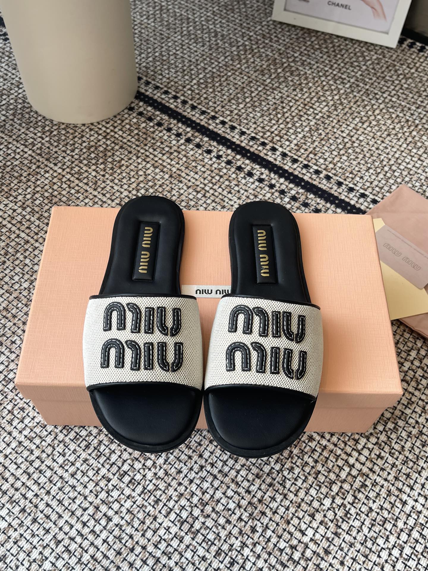 NO:233090,Miu Miu2025 Spring and Summer Series Lafite Weaving Leather Logo Semi-Drag Zp Development Original Disassembly, Flash-Selling Market Version Miu Summer Style, It's really so girly!  Lambskin is super soft and glutinous. If you like it, you can rinse it. Lafite (original method. original wiring) Original high-density leather outsole leather edge strips. Number 35-41 (40 41 customized, no return or replacement), slippers, miumiu, slippers, espadrilles, sheepskin, Leather soles19860909Miu Miu2025 春夏系列拉菲草编织皮质Logo半拖 Zp开发 原版拆卸 对版 秒杀市面版本 Miu夏日风情 真的太少女啦！小羊皮超级软糯 喜欢可以冲了 拉菲草（原版做法.原版走线） 原版高密度真皮大底真皮沿条 码数35-41（40 41订做不退不换）,拖鞋,miumiu,slippers,espadrilles,sheepskin,Leather soles,Women's Shoes