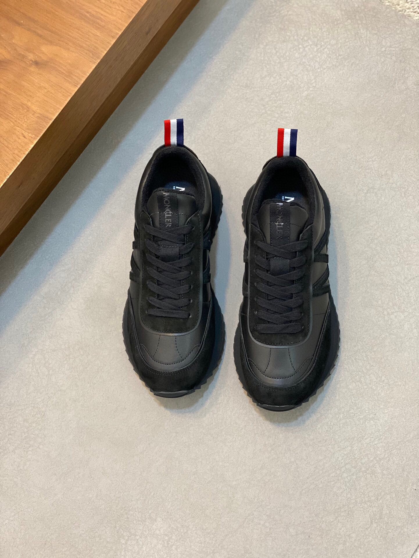 NO:340238,Brand MONCLER Color original color matching Size 39-44 Custom made 38.45 Price Material masked new casual white shoes Official website synchronization Upper imported cowhide stitching and splicing design, shoe tongue inlaid with iconic brand round rubber label, iconic three-stripe details, cowhide inner splicing mesh, original molded cowhide latex pad, foot bottom air compressor brand logo, original molded flat rubber foam light sole. Details can reach more than 98, masked casual shoes, Moncler, cowhide19860909品牌MONCLER 颜色原版配色 码数39-44定做38.45 价格 材质蒙口新品休闲小白鞋 官网同步 鞋面意大利进口牛皮缝合拼接设计、鞋舌镶嵌标志性品牌圆胶标、标志性三条纹细节、牛皮内里拼接网布、原版开模牛皮乳胶垫、垫脚底部空压品牌标志LOGO、原版开模平底橡胶发泡轻底.细节与原版可达98以上相似、,蒙口 休闲鞋,Moncler,cowhide,Men's shoes