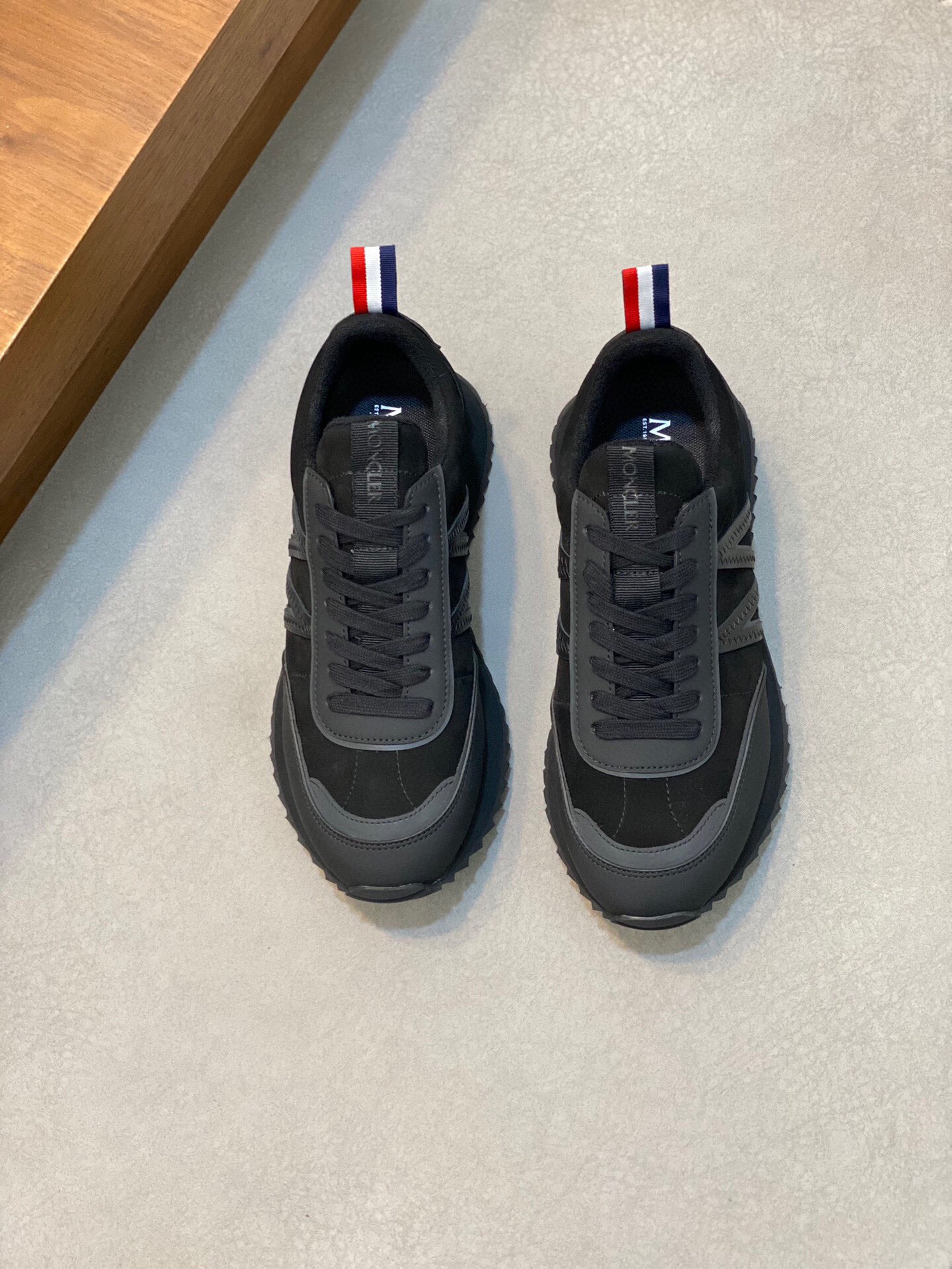 NO:222031,Brand MONCLER Color original color matching Size 39-44 Custom made 38.45 Price Material masked new casual white shoes Official website synchronization Upper imported cowhide stitching and splicing design, shoe tongue inlaid with iconic brand round rubber label, iconic three-stripe details, cowhide inner splicing mesh, original molded cowhide latex pad, foot bottom air compressed brand logo, original molded flat rubber foam light sole. Details can reach more than 98, cover-up casual shoes, christian louboutin, Moncler, cowhide19860909品牌MONCLER 颜色原版配色 码数39-44定做38.45 价格 材质蒙口新品休闲小白鞋 官网同步 鞋面意大利进口牛皮缝合拼接设计、鞋舌镶嵌标志性品牌圆胶标、标志性三条纹细节、牛皮内里拼接网布、原版开模牛皮乳胶垫、垫脚底部空压品牌标志LOGO、原版开模平底橡胶发泡轻底.细节与原版可达98以上相似、,蒙口 休闲鞋,christian louboutin,Moncler,cowhide,Men's shoes