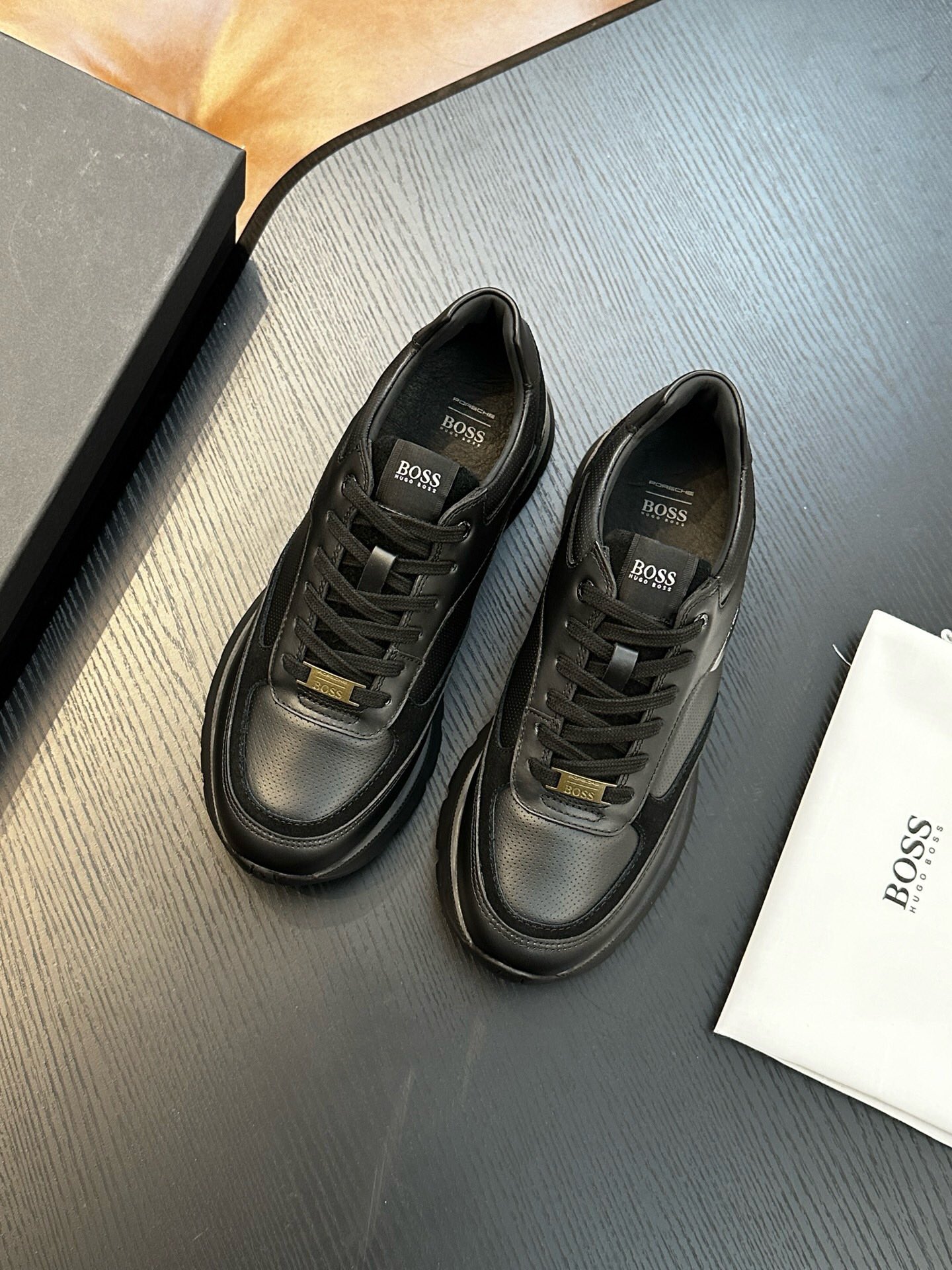 NO:222206,Brand BOSS original color matching, size 39-44 standard codes Price Material BOSS new low-top sneakers are selected for calfskin matching materials, the tongue is made of branded straps to show interesting brand characteristics. The rubber sole is based on interwoven letter patterns, and the rear decoration is designed with calfskin air compressor logo., BOOS casual shoes, sneakers, cowhide19860909品牌BOSS 颜色原版配色 码数39-44标准码 价格 材质BOSS新款低帮运动鞋 精选小牛皮搭配材质制作,鞋舌以品牌饰带饰边,展现趣味品牌特色.橡胶鞋底以交织字母图案为基础,后饰片则采用小牛皮空压logo设计.,BOOS 休闲鞋,sneakers,cowhide,Men's shoes