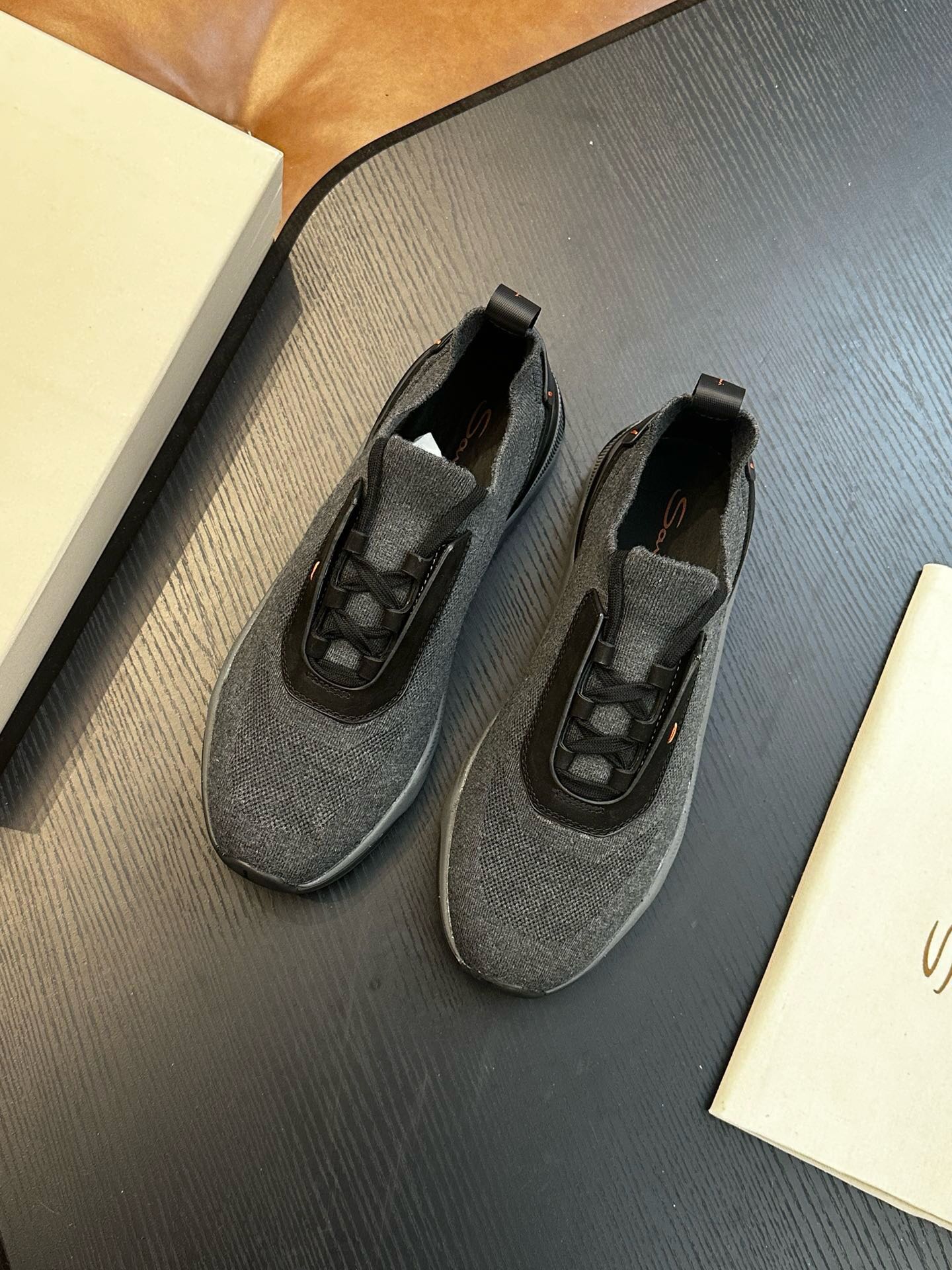 NO:604039,Brand Santoni Color Original color matching Code size 39-44 Standard size Price Material Santoni Italian men's handmade calfskin casual shoes Purely handmade shoe brand, each pair of shoes has a simple and classic design, 'nouveau riche' is used to describe the Italian shoe brand Santoni, the toe part of the shoe adopts the classic two-section design concept, the trimming parts are all processed by Italian oil edge technology, and the outsole is made of empty glue and real thread.  This model is made of imported grained calfskin fabric, with imported calf lining, and the outsole is made of IP outsole and TPU backing, which is light and comfortable!  ,Santoni sneakers,sneakers,cowhide19860909品牌Santoni 颜色原版配色 码数39-44标准码 价格 材质圣东尼 意大利男士手工小牛皮休闲鞋 纯手工鞋履品牌,每一双鞋设计简洁经典,用“新贵”来形容意大利鞋履品牌Santoni,鞋子鞋头部位采用经典的两节设计理念,切边部位全部经过意大利油边工艺处理,大底周圈空胶车真线做法, 此款采用进囗粒面摔花小牛皮面料,内里进囗小牛里,大底采用ip大底加tpu底片组合成型,轻便舒适！,圣东尼 运动鞋,sneakers,cowhide,Men's shoes