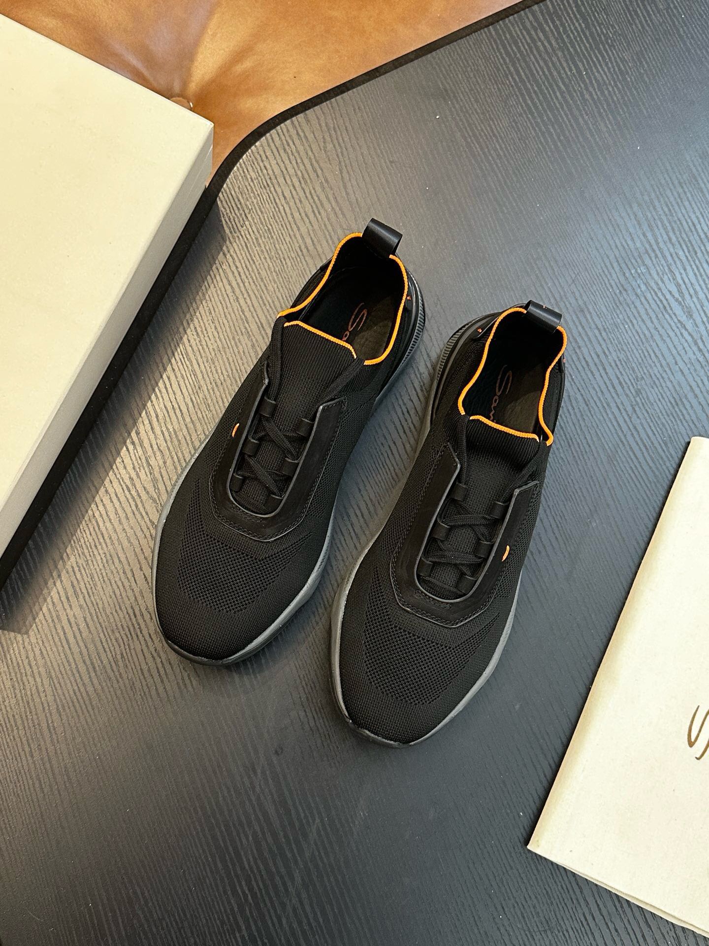 NO:604029,Brand Santoni Color Original color matching Code size 39-44 Standard size Price Material Santoni Italian men's handmade calfskin casual shoes Purely handmade shoe brand, each pair of shoes has a simple and classic design, 'nouveau riche' is used to describe the Italian shoe brand Santoni, the toe part of the shoe adopts the classic two-section design concept, the trimming parts are all processed by Italian oil edge technology, and the outsole is made of empty glue and real thread.  This model is made of imported grained calfskin fabric, with imported calf lining, and the outsole is made of IP outsole and TPU backing, which is light and comfortable!  ,Santoni sneakers,sneakers,cowhide19860909品牌Santoni 颜色原版配色 码数39-44标准码 价格 材质圣东尼 意大利男士手工小牛皮休闲鞋 纯手工鞋履品牌,每一双鞋设计简洁经典,用“新贵”来形容意大利鞋履品牌Santoni,鞋子鞋头部位采用经典的两节设计理念,切边部位全部经过意大利油边工艺处理,大底周圈空胶车真线做法, 此款采用进囗粒面摔花小牛皮面料,内里进囗小牛里,大底采用ip大底加tpu底片组合成型,轻便舒适！,圣东尼 运动鞋,sneakers,cowhide,Men's shoes