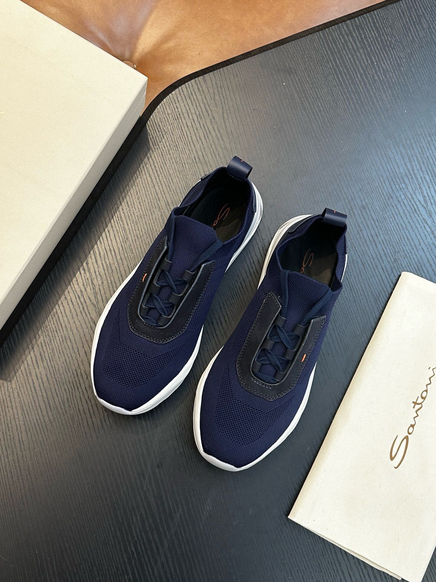 NO:223059,Brand Santoni original color matching Size 39-44 standard size Price Material Santoni Italian men's handmade calfskin casual shoes Pure handmade shoe brand, each pair of shoes is simple and classic, using 