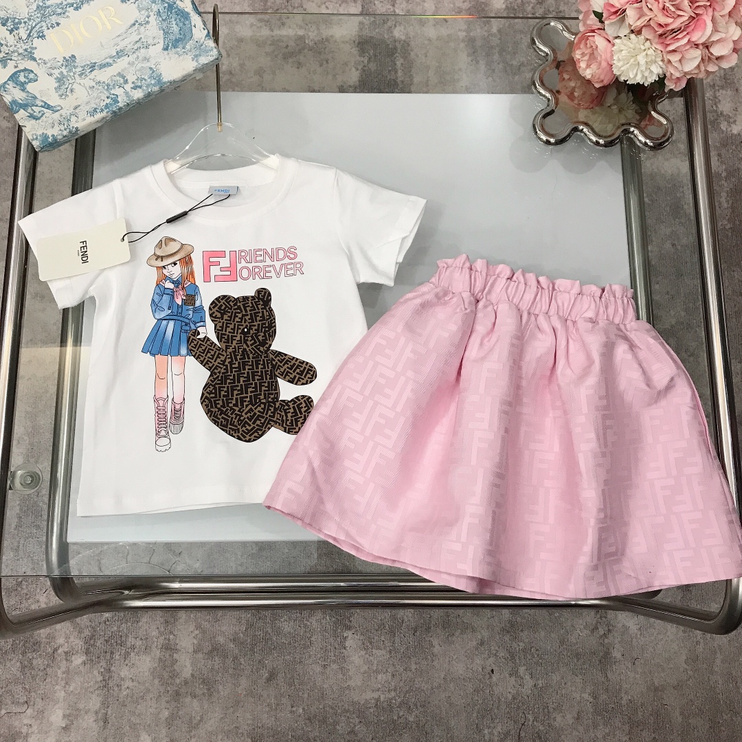 NO:211896,【Spot delivery】 FEND* Bear Printed Skirts Eye-catching Fashionable Little Girl Holding Bear Printed T-shirts with Double FF Jacquard Design Skirts Puffy Skirts Three-dimensional Cut Delicate Original Single Fabric High-quality Simple and generous styles The upper body is very good, the style is superb, the color pink size90---120-130-140-150【CM】 Counter Packaging 70, Clothes, fendi, skirts, tees, t-shirt,19860909【现货发】  FEND* 小熊印花套裙 抢眼时尚小女孩手牵小熊印花T恤搭配双FF提花设计半裙 蓬蓬半裙立体剪裁 精致原单布料 高版本质量 简单大方款式 上身非常好看 版型超赞 颜色粉色 size90---120-130-140-150【CM】  专柜包装70,衣服,fendi,skirts,tees，t-shirt,,Children's