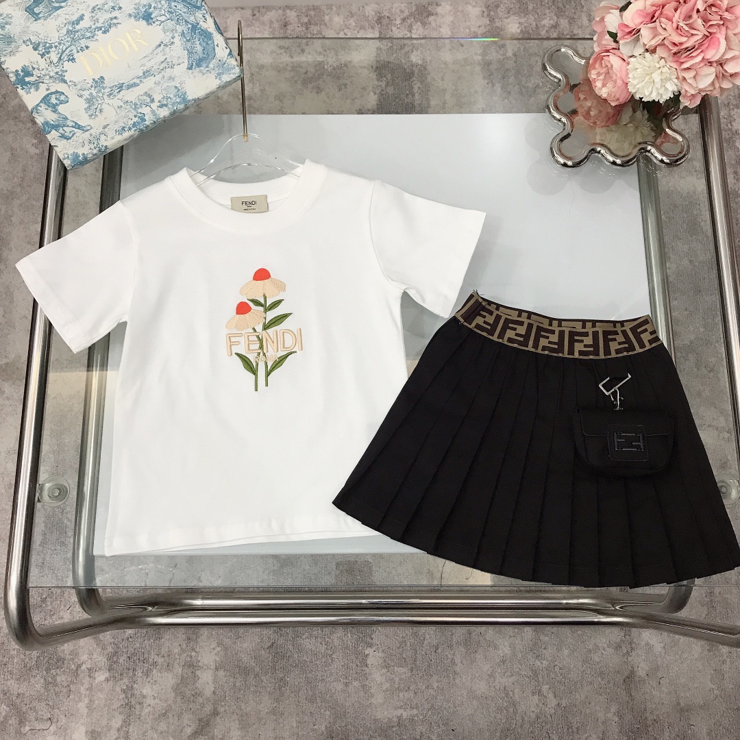 NO:211914,[Spot shipment] FEND* Limited series Embroidered pure cotton T-shirt pleated skirt Pure cotton texture Soft and delicate exquisite style Original 1:1 created 240G grams heavy fabric ~ Exquisite bouquet embroidered LOGO short sleeves paired with oblique woven pure cotton pleated skirt small card bag design, showing playful and cute, soft and comfortable, skin-friendly and not tied, excellent upper body effect, a must-have artifact for princess~ Color pink white size--120-130-140-150 [CM] Counter packaging 70, clothes, fendi, skirts, T-shirt, tees, t-shirt,19860909【现货发】   FEND* 限定系列 刺绣纯棉T恤百褶裙 纯棉质地 柔软细腻 精致款 原版1:1打造 240G克重面料打造～胸前精致花束刺绣LOGO短袖搭配斜织纯棉百褶裙小卡包设计 尽显俏皮跟可爱 柔顺舒适 亲肤不扎 上身效果极好 公主的必备神器～ 颜色粉色 白色  size尺码--120-130-140-150【CM】 专柜包装70,衣服,fendi,skirts,T-shirt,tees，t-shirt,,Children's