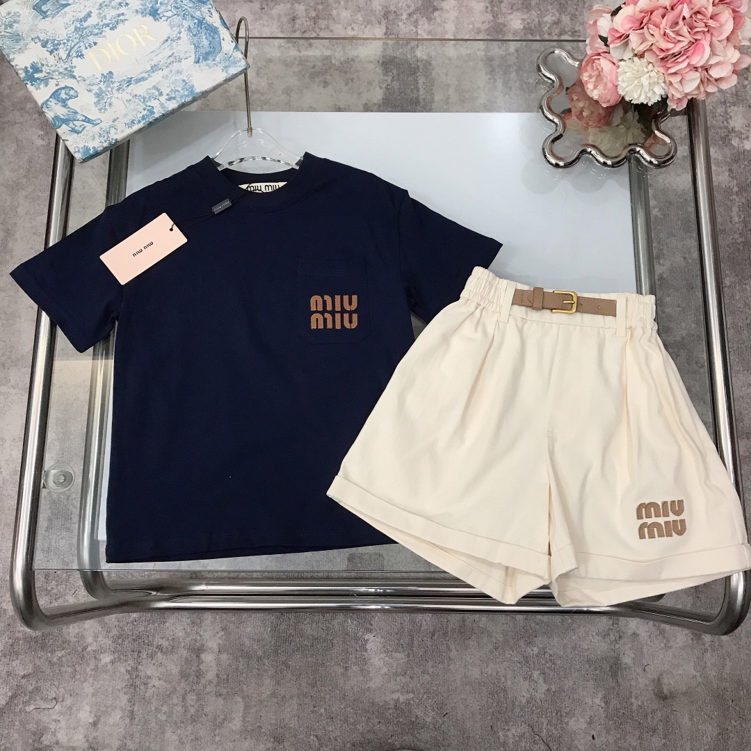 NO:211905,【Spot delivery】 MIUMIU Girls' suit T-shirt wide-leg work shorts ~ Key points for exquisite leather LOGO embroidery combed cotton fabric skin-friendly and refreshing, comfortable and breathable upper body, comfortable and high-end custom-made high-quality organic cotton fabric, comfortable and breathable, the upper body effect is very good Size--120-130-140-150 [CM] Requires counter packaging, clothes, miumiu, shorts, tees, t-shirt,19860909【现货发】   MIUMIU 女童套装 T恤阔腿工装短裤～精致皮质LOGO刺绣搭配要点 精梳棉面料亲肤透爽 上身舒适透气又高级 采用进口高端定制精选优质有机棉面料 舒适透气 上身效果非常好 尺码--120-130-140-150【CM】 需要专柜包装元,衣服,miumiu,shorts,tees，t-shirt,,Children's