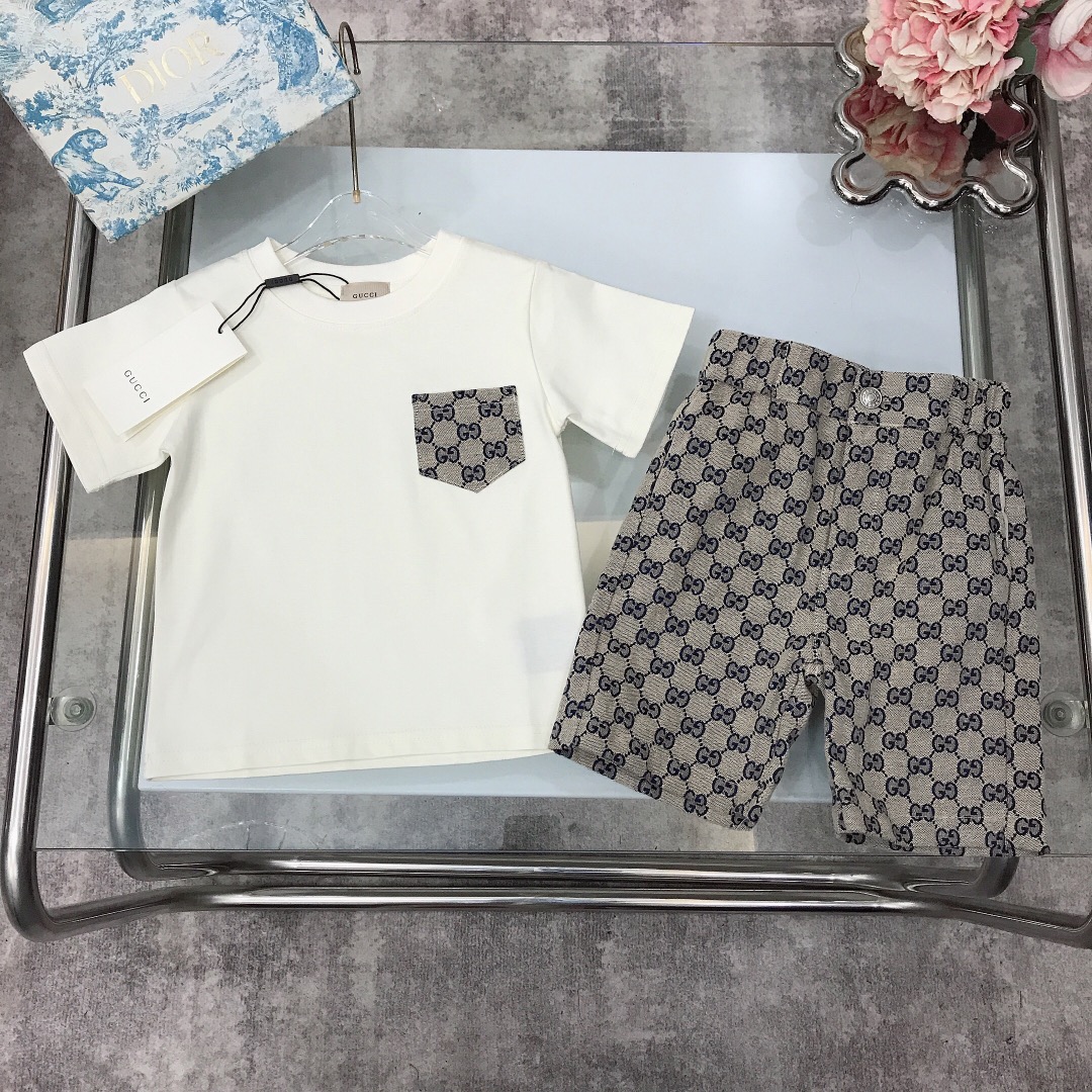 NO:211932,【Spot shipment】Size 90-150 GUCC* Set Brother and sister style ~Double GG denim pocket short sleeve denim jacquard shorts Definitely woven and dyed cotton double yarn precision cotton ~240G g heavy pure cotton fabric Soft and delicate denim double GG denim shorts Original hardware button reproduction logo Selected high-quality custom cotton fabric to create soft and comfortable Simple and fashionable Crafts superimposed High-quality Super stylish and beautiful size90--120-130-140-150【CM】 Full set of packaging 10, clothes, gucci, shorts, T-shirt,19860909【现货发】  尺寸90-150  GUCC* 套装 兄妹款～双GG牛仔口袋短袖牛仔提花短裤 定织定染全棉双纱精密棉～240G克重纯棉面料 柔软细腻牛仔双GG牛仔短裤原版五金纽扣复刻logo 甄选高级定制棉面料打造 柔软舒适 简约时尚 工艺叠加 看得见的高品质 超级有型又好看  size90---120-130-140-150【CM】 全套包装10,衣服,gucci,shorts,T-shirt,,Children's