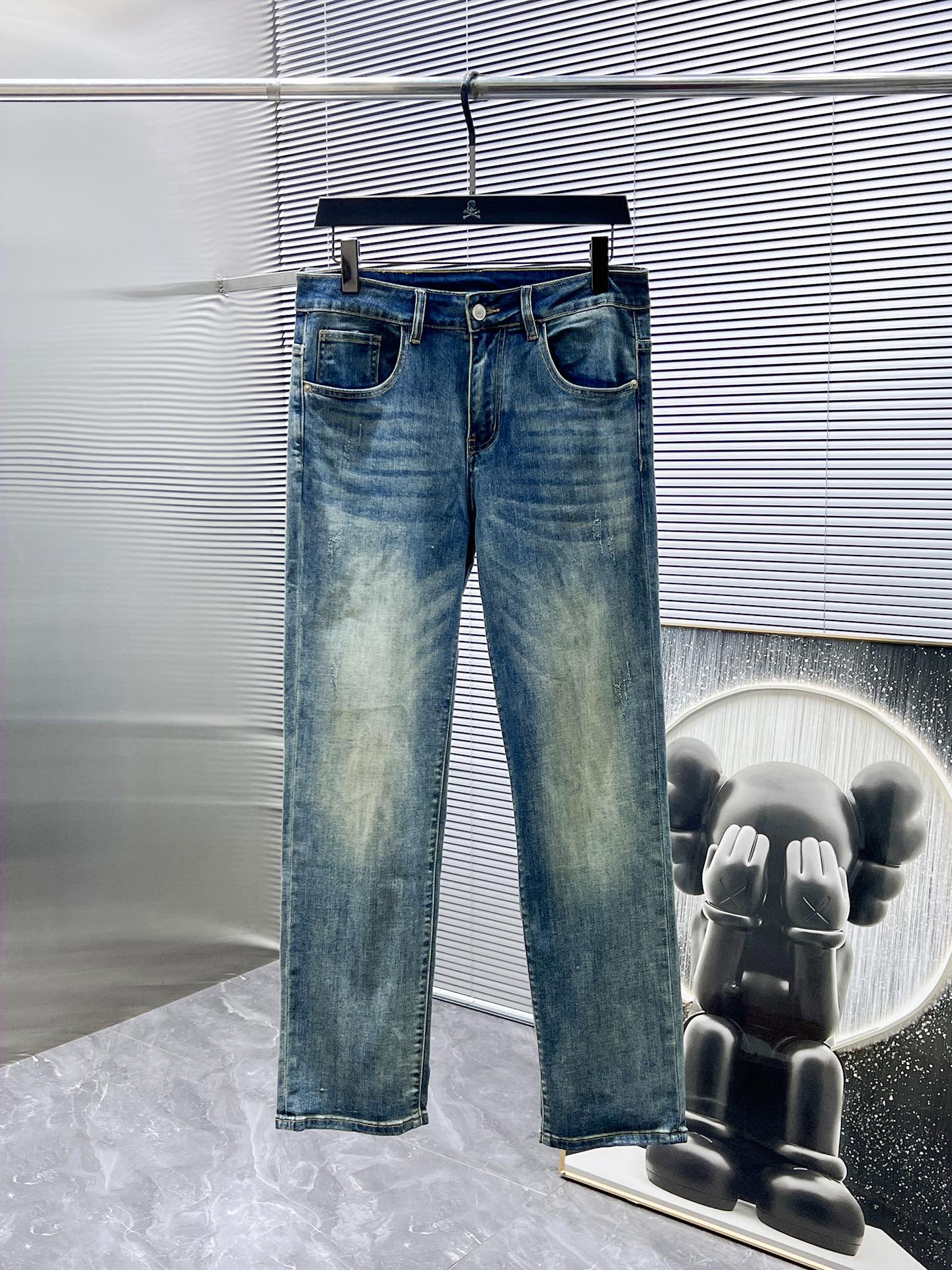 NO:431867,Louis Vuitton 2025ss new jeans, high-end version!  Customized fabrics for counters are breathable and comfortable, with impeccable details, and the brand element design concept reflects high quality. The feel is delicate and soft!  Present casual cut, with a great upper body style. Number of 28-38 (no 35.37), louis vuitton, jeans, alexander wang19860909路易威登 2025ss新款牛仔裤,高端版本！专柜定制面料 透气舒适度高,细节无可挑剔,品牌元素设计理念,体现高品质.手感细腻柔软！呈现休闲裁剪,上身版型超赞 码数 28-38（无35.37）,,louis vuitton,jeans,alexander wang,Men's clothing