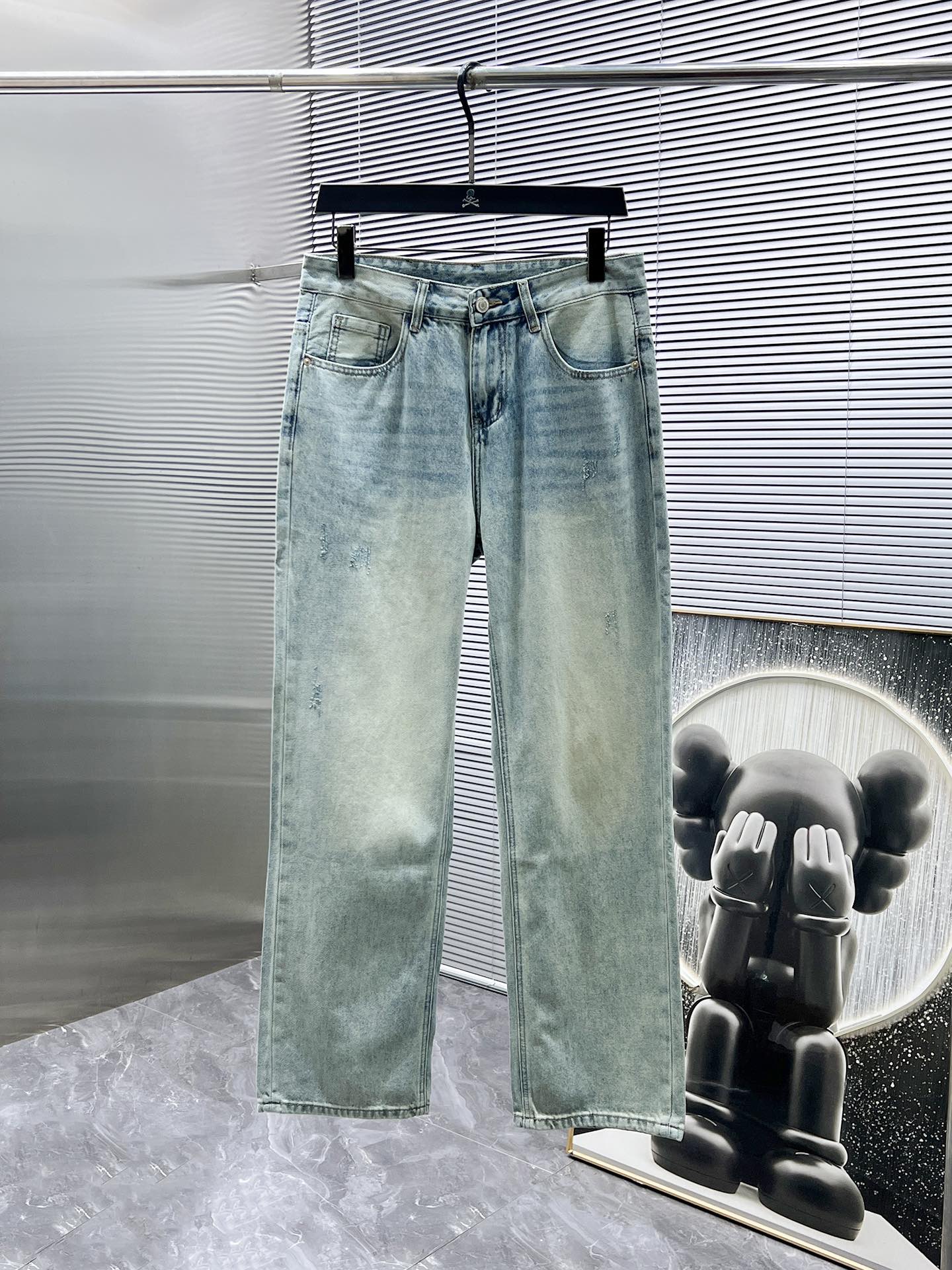 NO:431890,Saint Laurent 2025ss new jeans, high-end version!  Customized fabrics for counters are breathable and comfortable, with impeccable details, and the brand element design concept reflects high quality. The feel is delicate and soft!  Present casual cut, with a great upper body shape. Number of 28-38 (no 35.37), saint laurent,jeans,alexander wang19860909圣罗兰 2025ss新款牛仔裤,高端版本！专柜定制面料 透气舒适度高,细节无可挑剔,品牌元素设计理念,体现高品质.手感细腻柔软！呈现休闲裁剪,上身版型超赞 码数 28-38（无35.37）,,saint laurent,jeans,alexander wang,Men's clothing