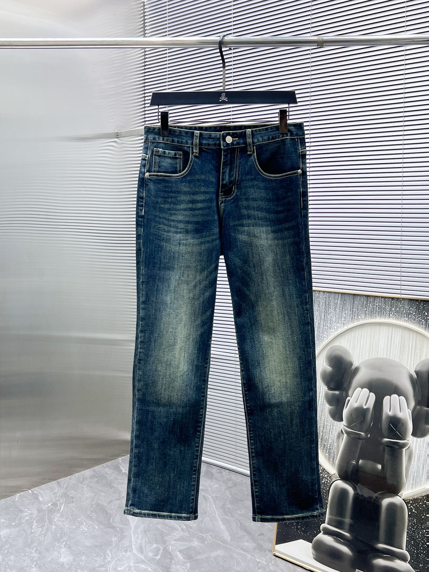 NO:431894,TB 2025ss new jeans, high-end version!  Customized fabrics for counters are breathable and comfortable, with impeccable details, and the brand element design concept reflects high quality. The feel is delicate and soft!  Present casual cut, with a great upper body shape. Number of 28-38 (no 35.37), jeans, alexander wang19860909TB 2025ss新款牛仔裤,高端版本！专柜定制面料 透气舒适度高,细节无可挑剔,品牌元素设计理念,体现高品质.手感细腻柔软！呈现休闲裁剪,上身版型超赞 码数 28-38（无35.37）,,jeans,alexander wang,Men's clothing