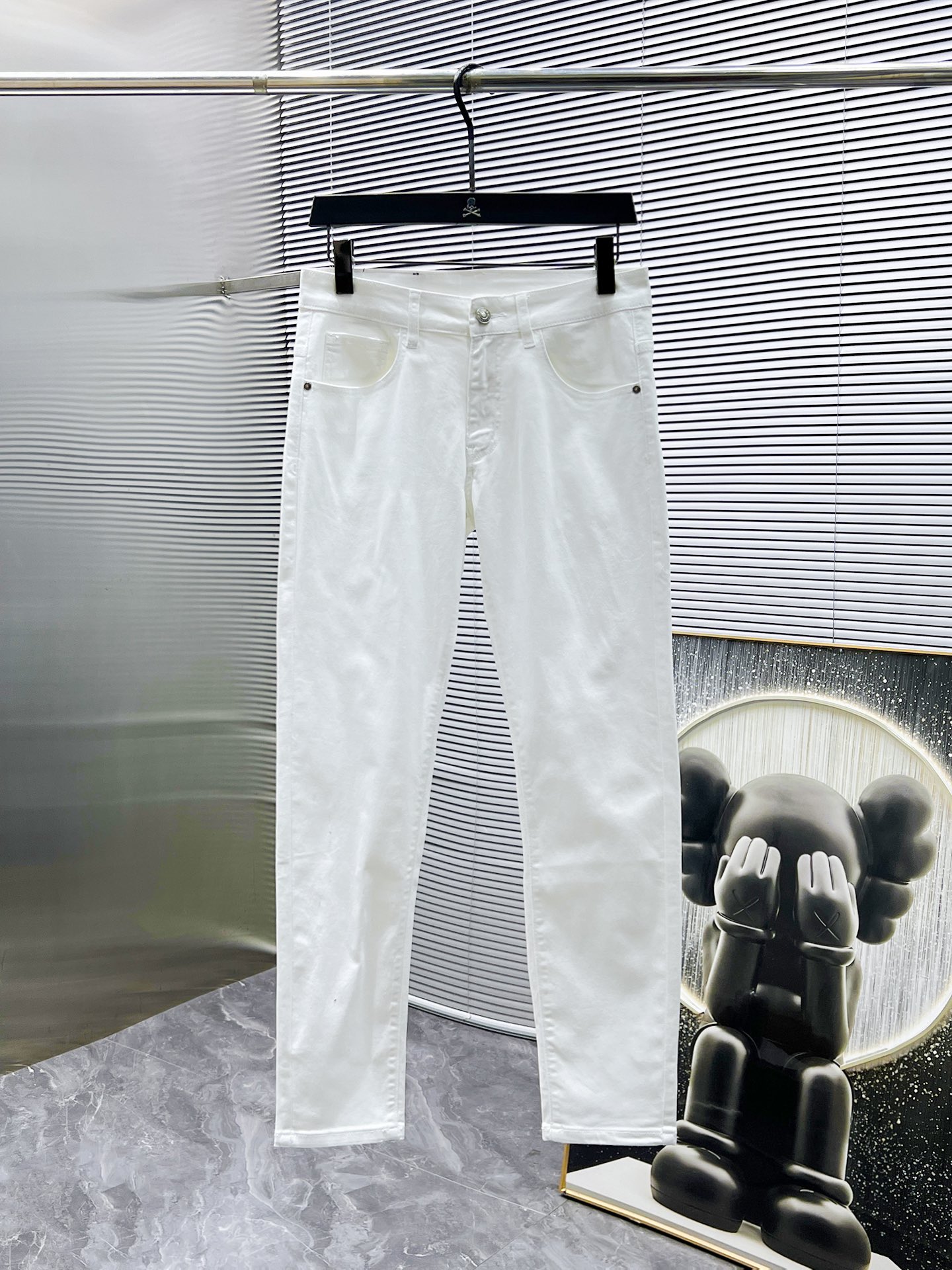 NO:431885,Versace 2025ss new jeans, high-end version!  Customized fabrics for counters are breathable and comfortable, with impeccable details, and the brand element design concept reflects high quality. The feel is delicate and soft!  Present casual cut, with a great upper body shape. Number of 28-38 (no 35.37), versace, jeans, alexander wang19860909范思哲 2025ss新款牛仔裤,高端版本！专柜定制面料 透气舒适度高,细节无可挑剔,品牌元素设计理念,体现高品质.手感细腻柔软！呈现休闲裁剪,上身版型超赞 码数 28-38（无35.37）,,versace,jeans,alexander wang,Men's clothing