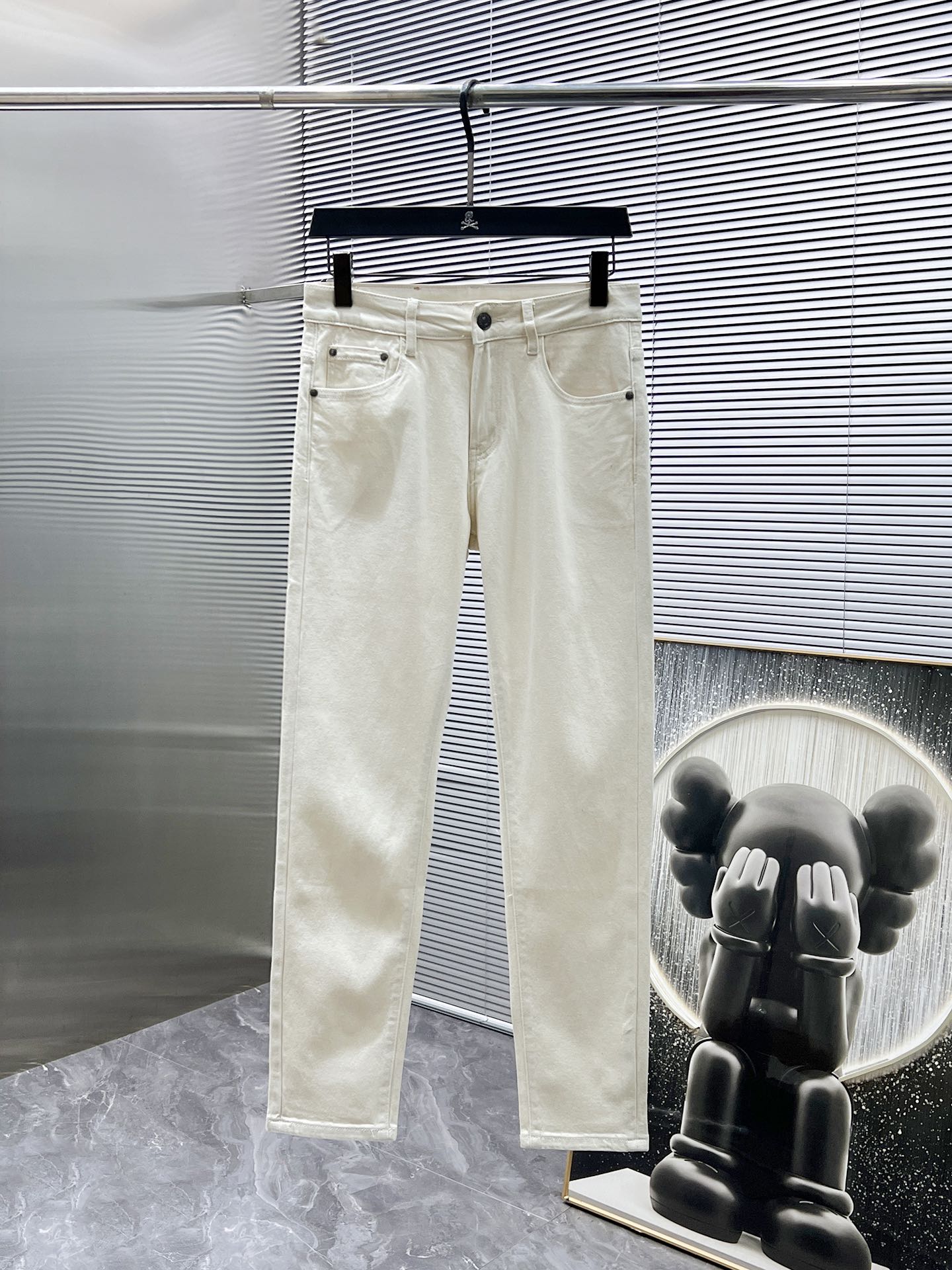 NO:431112,The new 2025ss jeans, high-end version!  Customized fabrics for counters are breathable and comfortable, with impeccable details, and the brand element design concept reflects high quality. The feel is delicate and soft!  Present casual cut, with a great upper body style. Number of 28-38 (no 35.37), Moncler, jeans, alexander wang19860909蒙口 2025ss新款牛仔裤,高端版本！专柜定制面料 透气舒适度高,细节无可挑剔,品牌元素设计理念,体现高品质.手感细腻柔软！呈现休闲裁剪,上身版型超赞 码数 28-38（无35.37）,,Moncler,jeans,alexander wang,Men's clothing