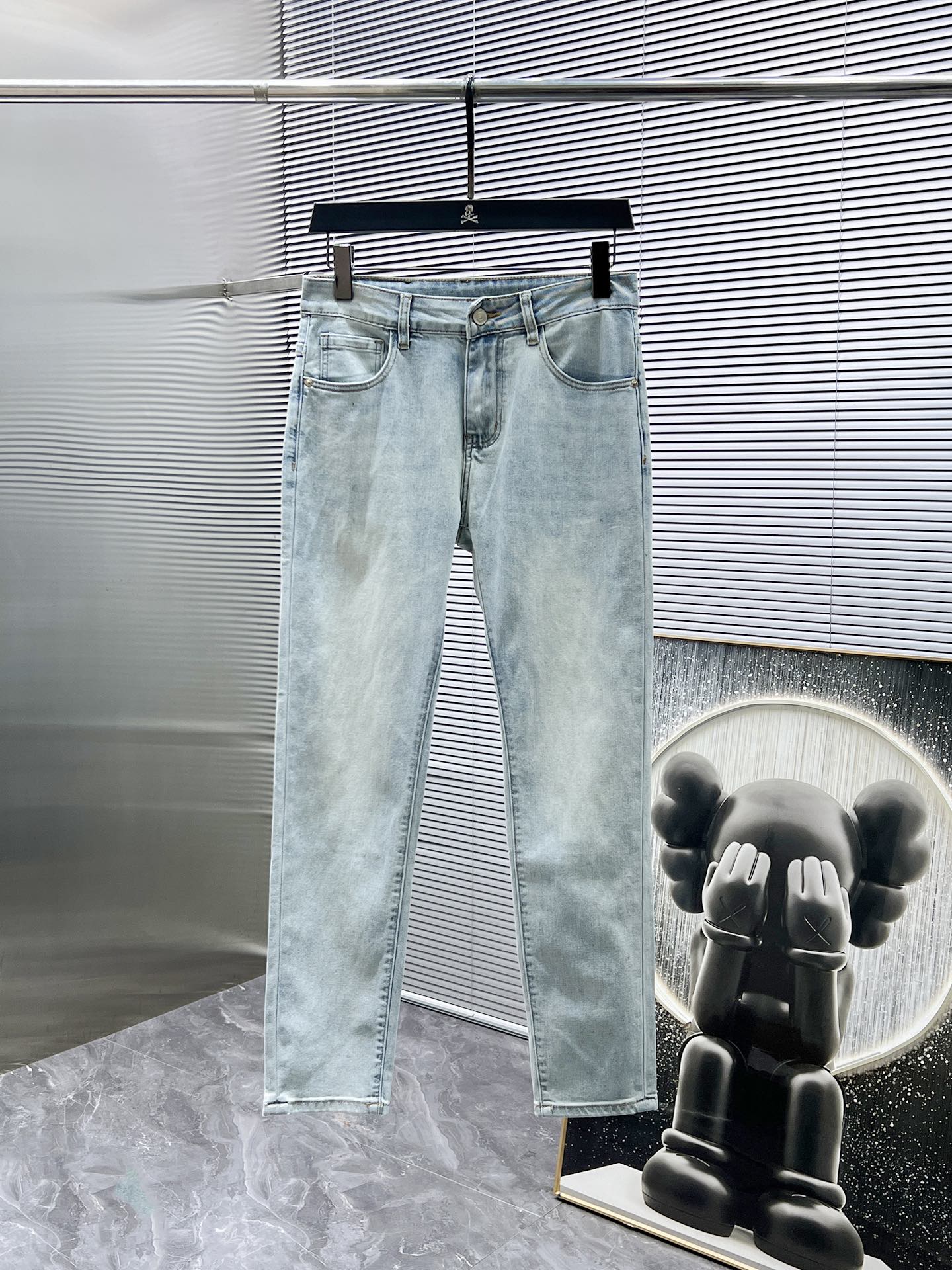 NO:431865,The new 2025ss .jeans, high-end version!  Customized fabrics for counters are breathable and comfortable, with impeccable details, and the brand element design concept reflects high quality. The feel is delicate and soft!  Present casual cut, with a great upper body style. Number of 28-38 (no 35.37), Moncler, jeans, alexander wang19860909蒙口 2025ss新款 .牛仔裤,高端版本！专柜定制面料 透气舒适度高,细节无可挑剔,品牌元素设计理念,体现高品质.手感细腻柔软！呈现休闲裁剪,上身版型超赞 码数 28-38（无35.37）,,Moncler,jeans,alexander wang,Men's clothing